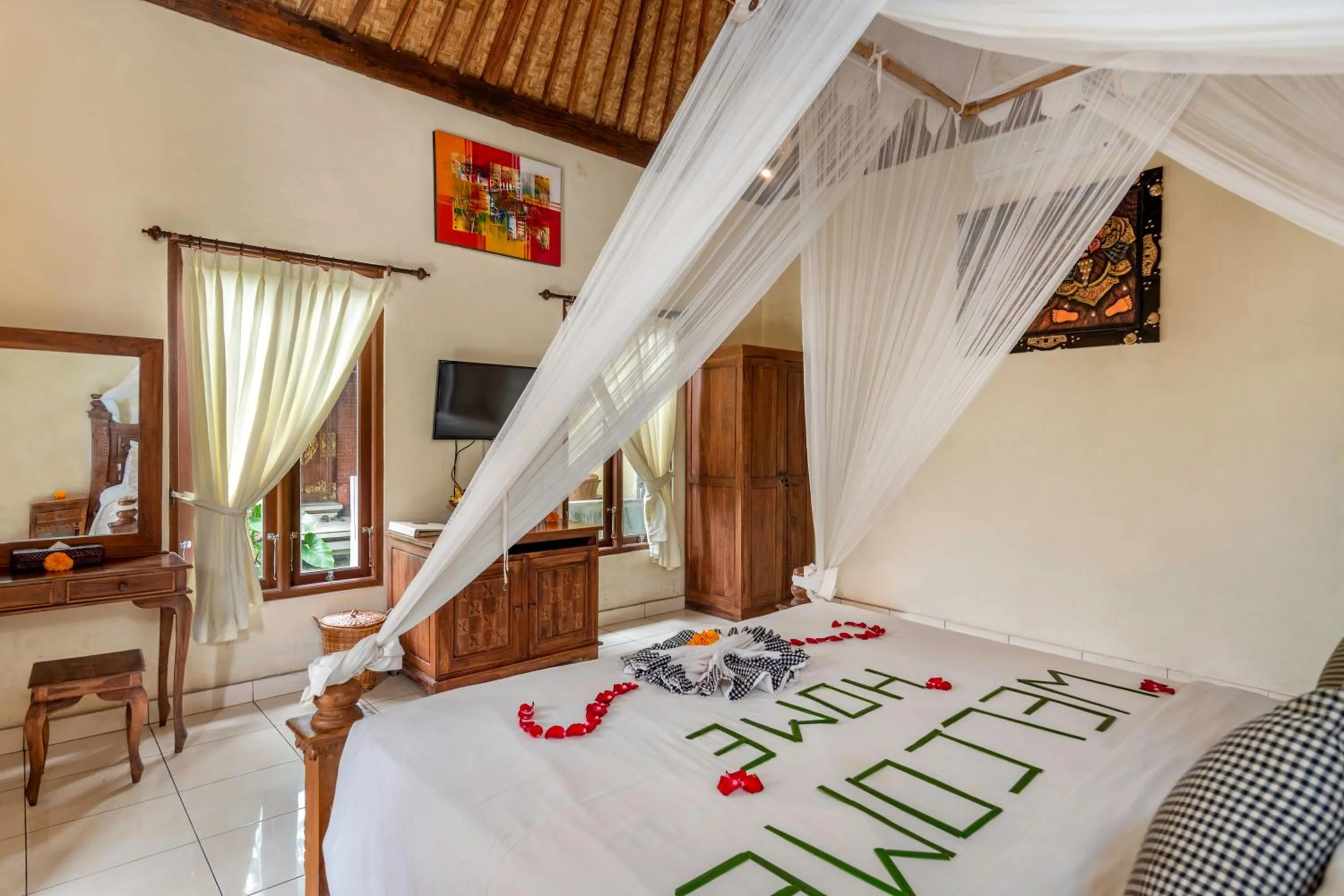 Communal lounge/ TV room in The Alus Cottage and Villa