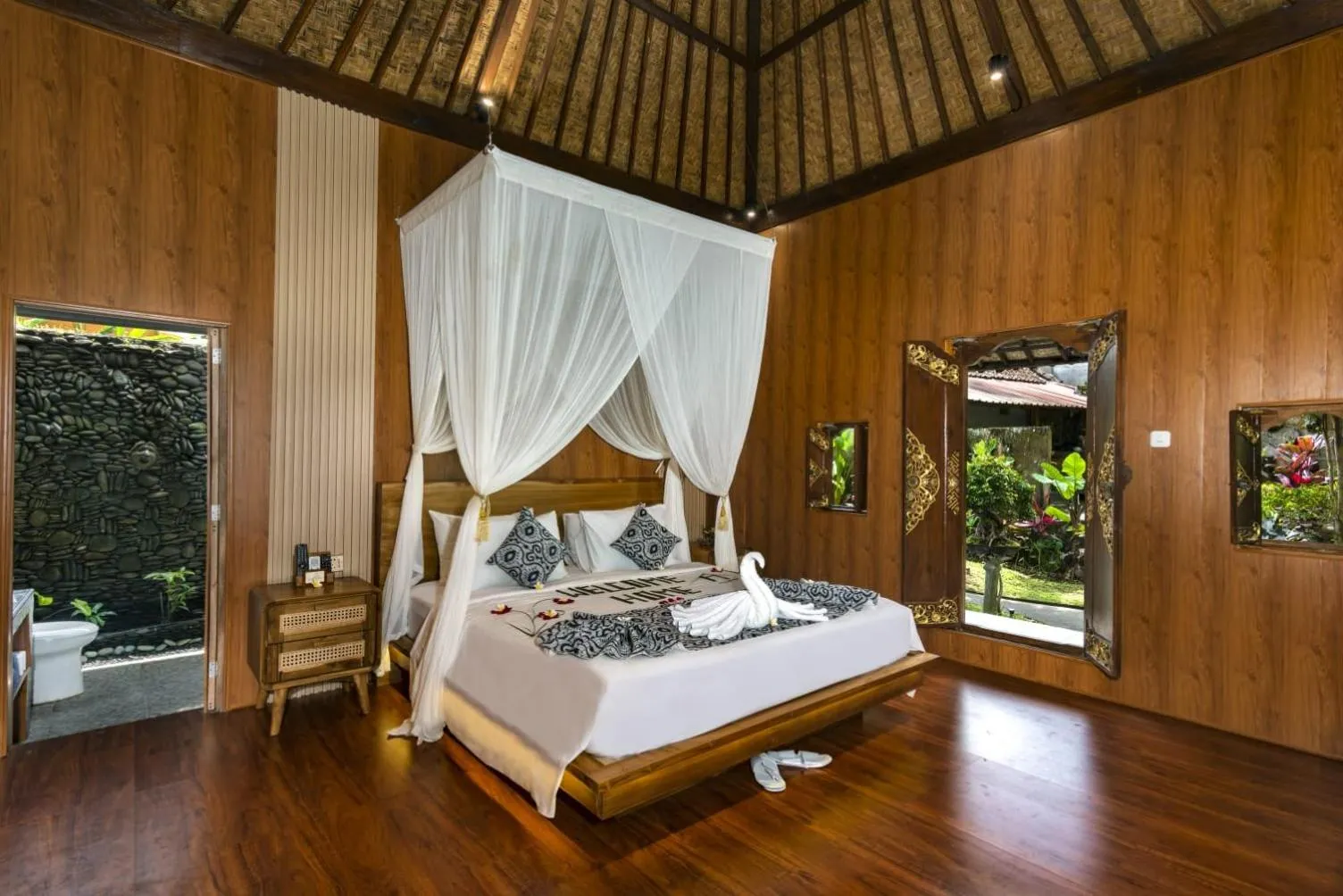 Bedroom, Bed in The Alus Cottage and Villa
