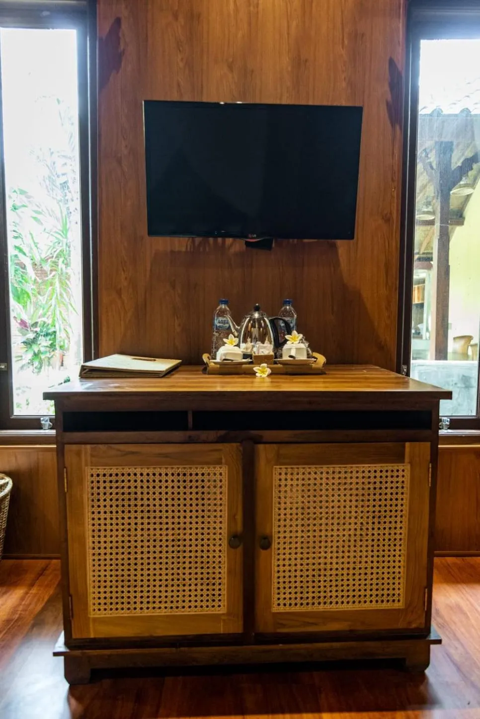 TV and multimedia in The Alus Cottage and Villa