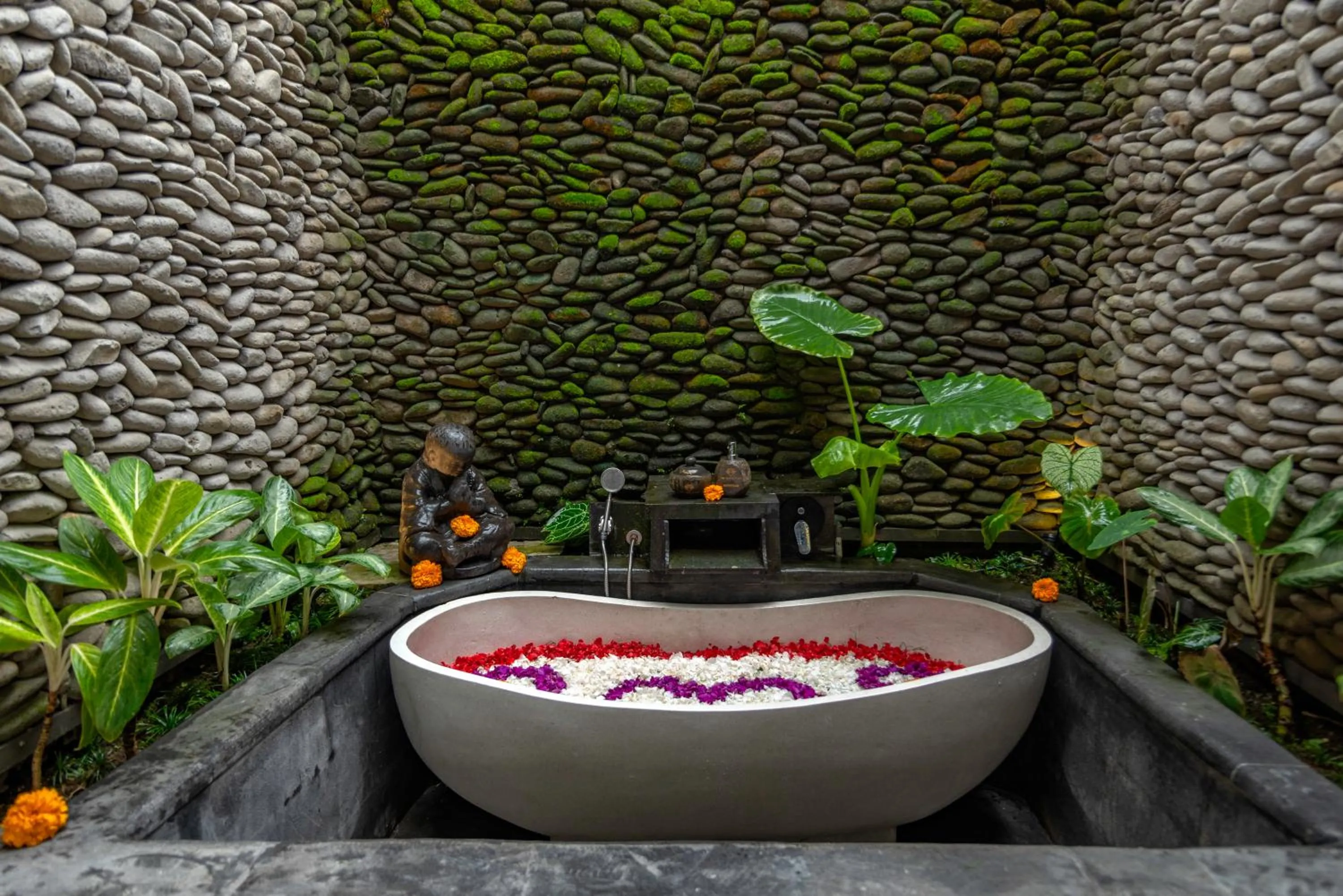 Bath in The Alus Cottage and Villa