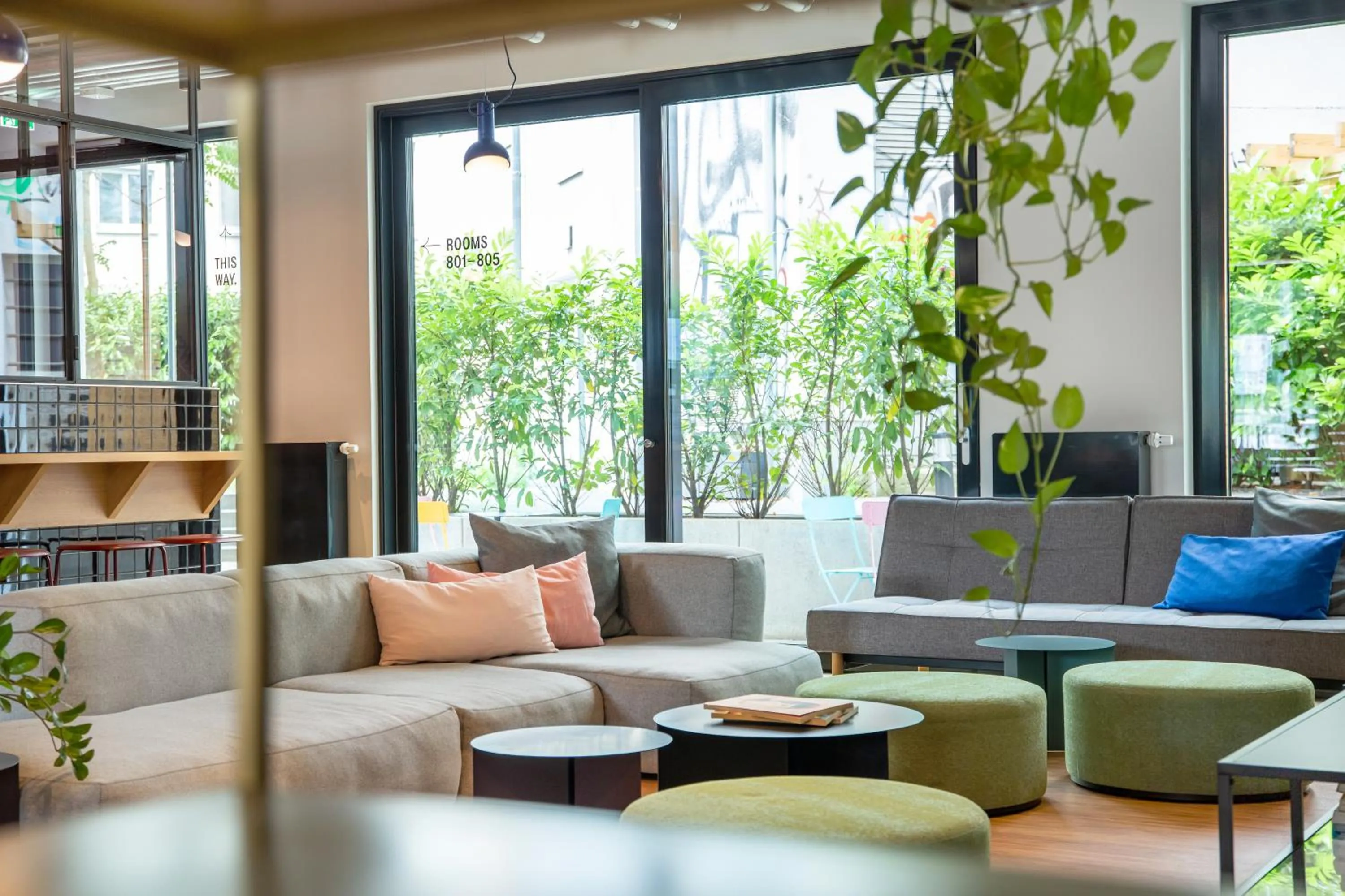 Communal lounge/ TV room in STAYERY Berlin Friedrichshain