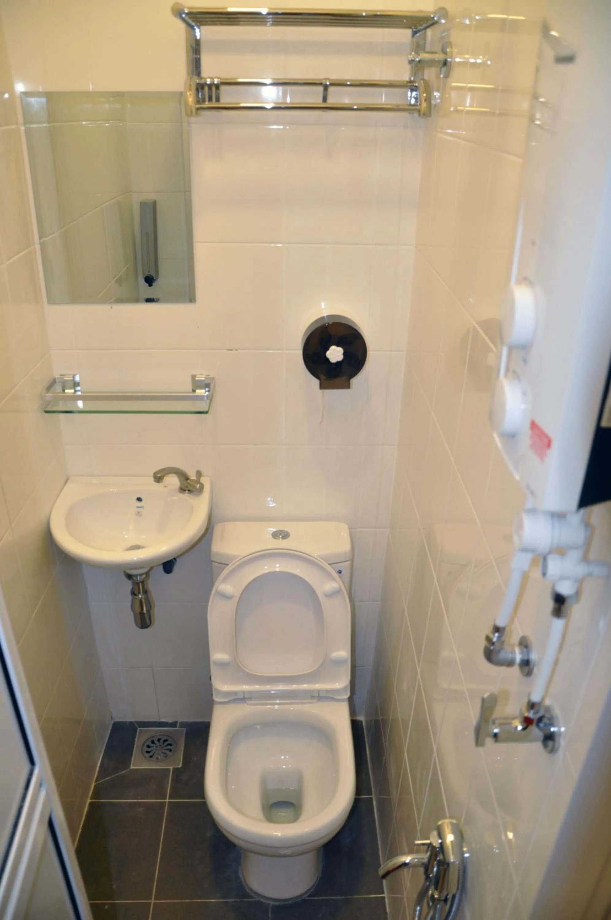 Shower in Tas 96 Inn