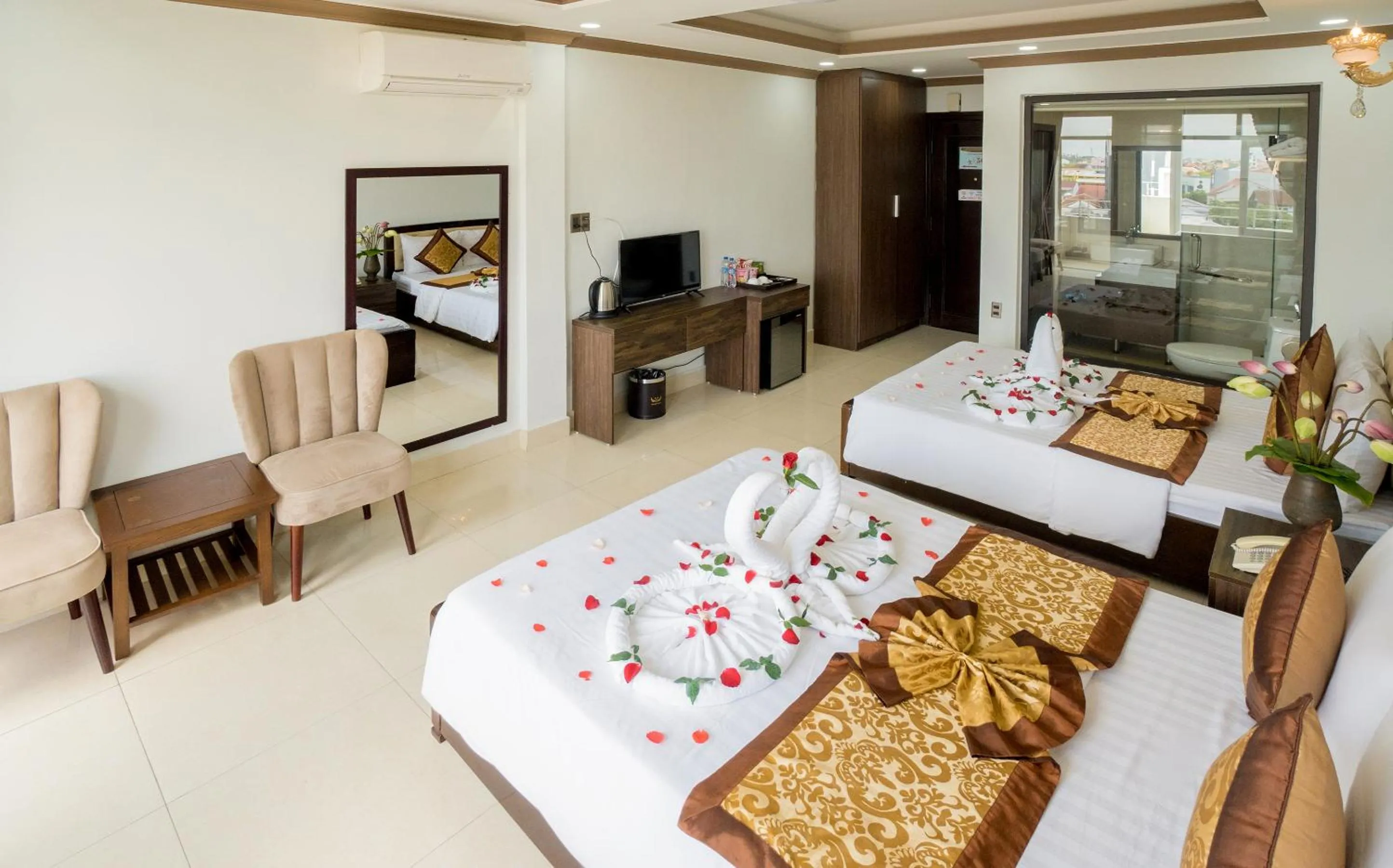 Shower, Bed in Dat Anh Hotel