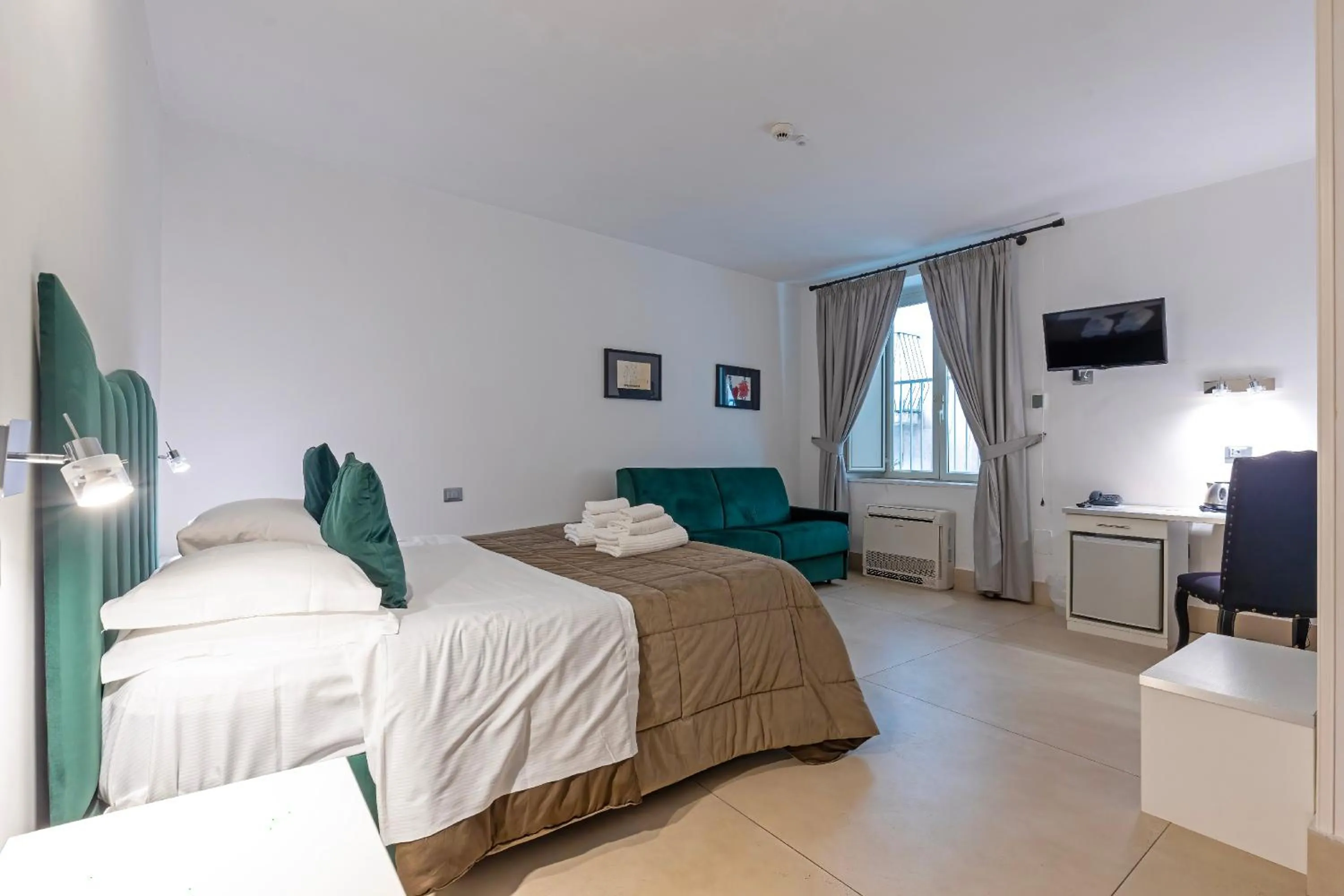 Photo of the whole room, Bed in Il Tesoro Smart Suite & SPA