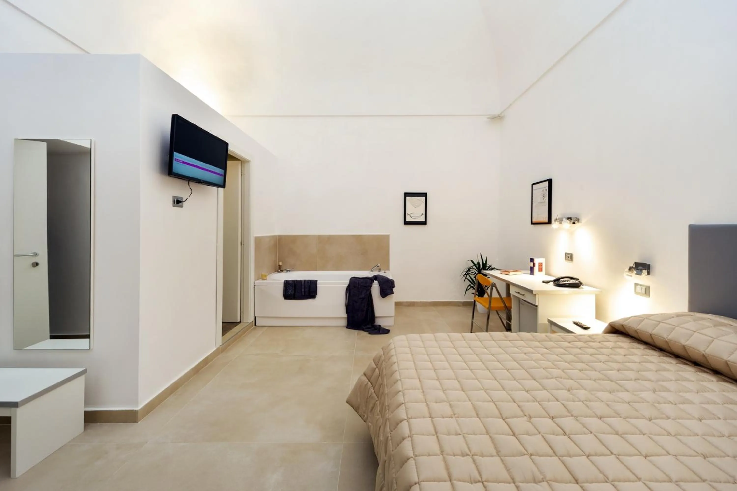 Photo of the whole room, Bed in Il Tesoro Smart Suite & SPA