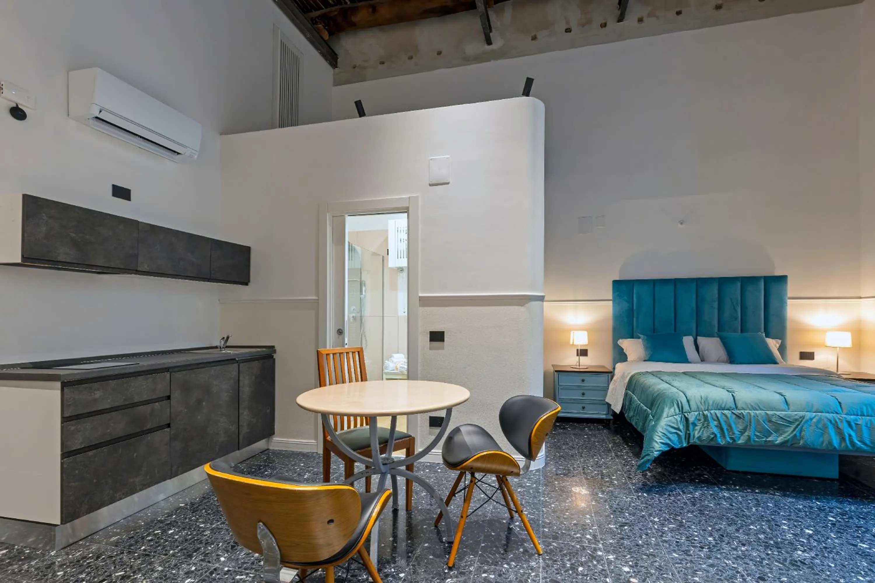 Bathroom, Bed in Il Tesoro Smart Suite & SPA