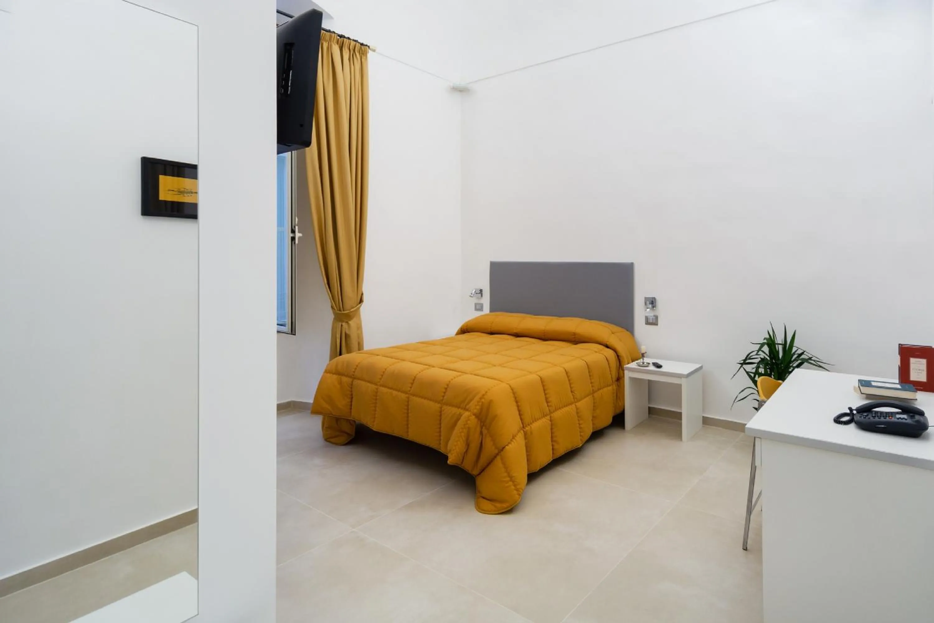 Photo of the whole room, Bed in Il Tesoro Smart Suite & SPA