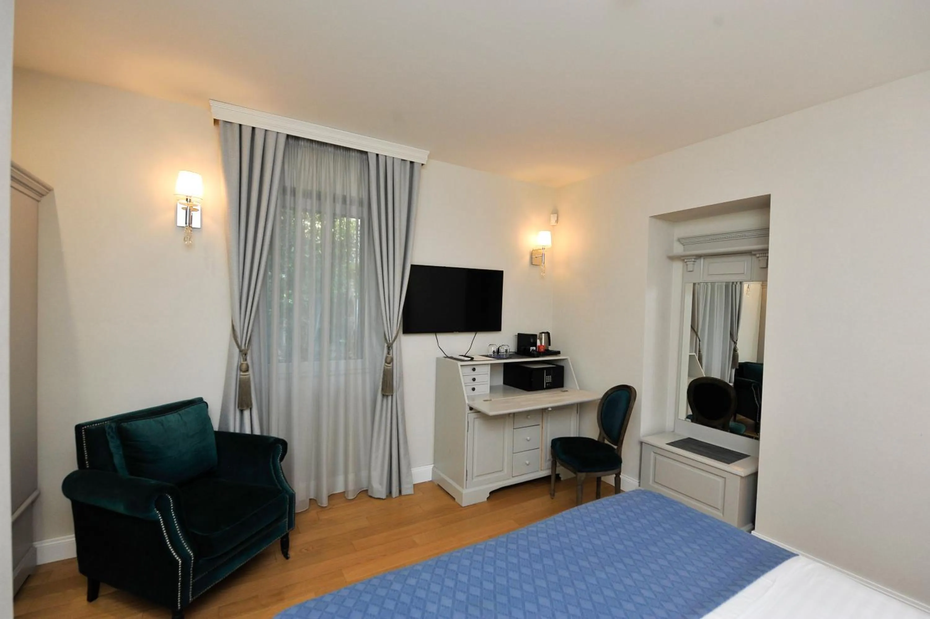 Communal lounge/ TV room, Bed in The Duke luxury rooms