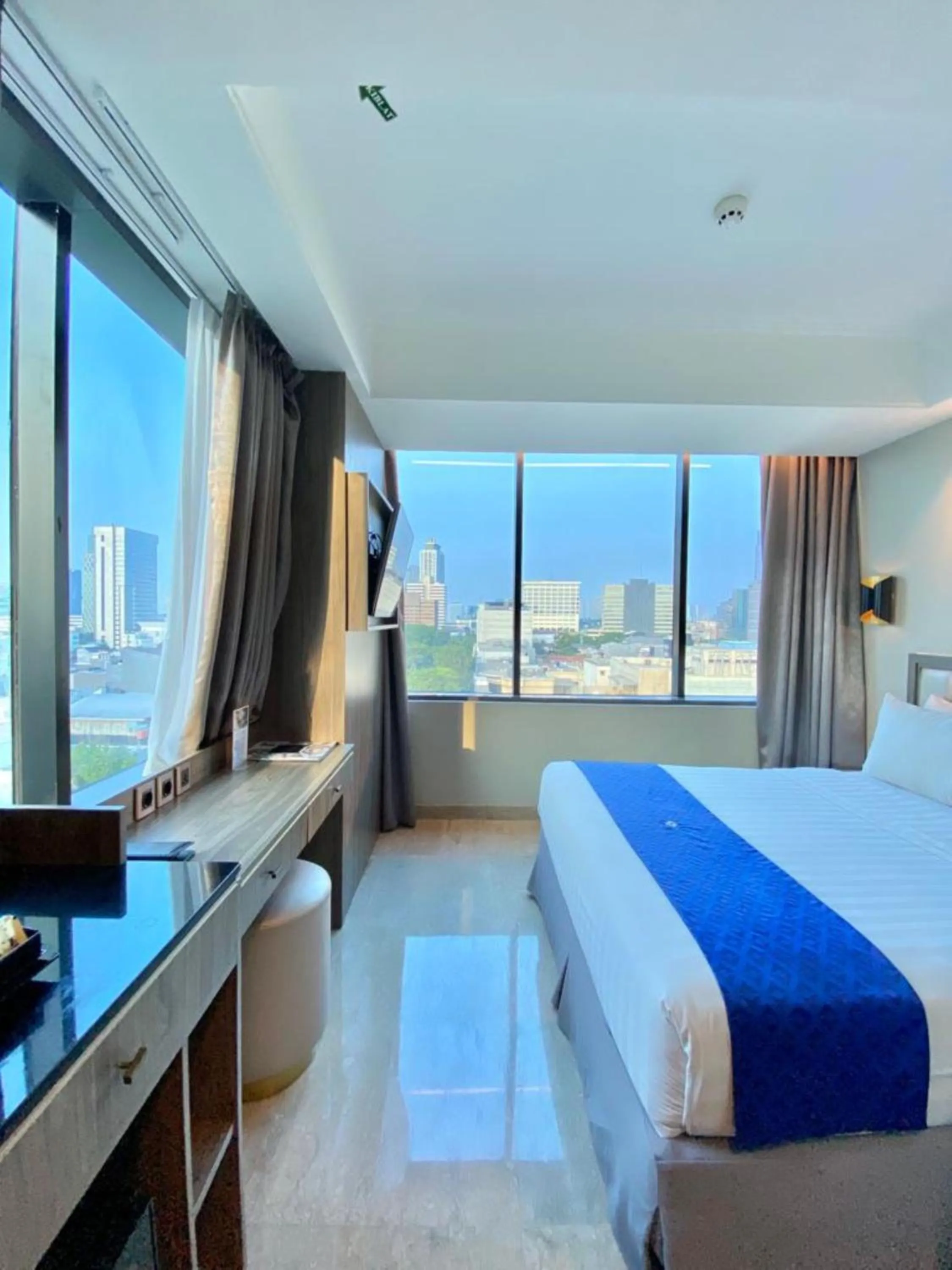 View (from property/room), Bed in Arthama Hotel Wahid Hasyim Jakarta