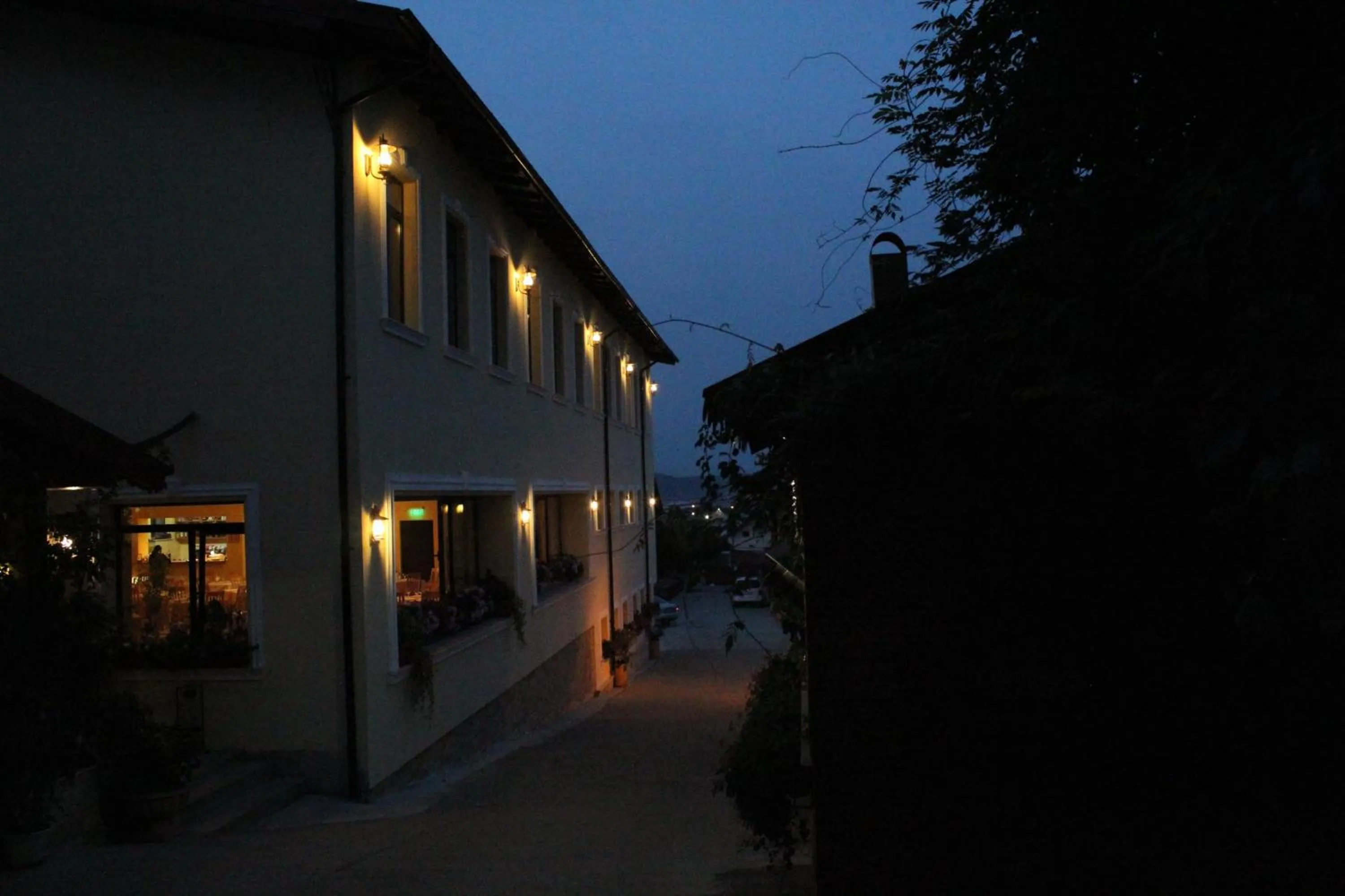 Restaurant/places to eat in Casa Maria Arges