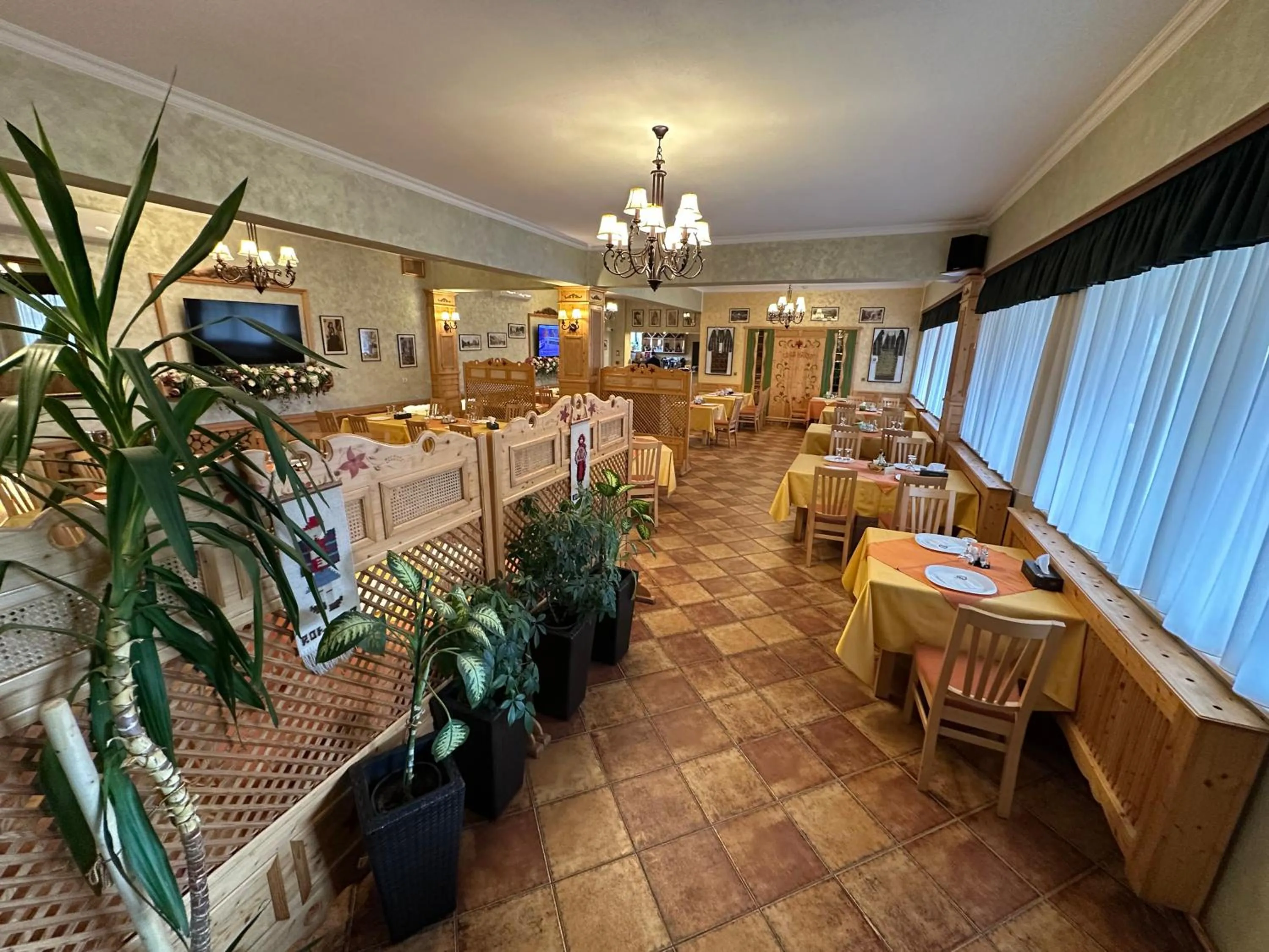 Restaurant/places to eat in Casa Maria Arges