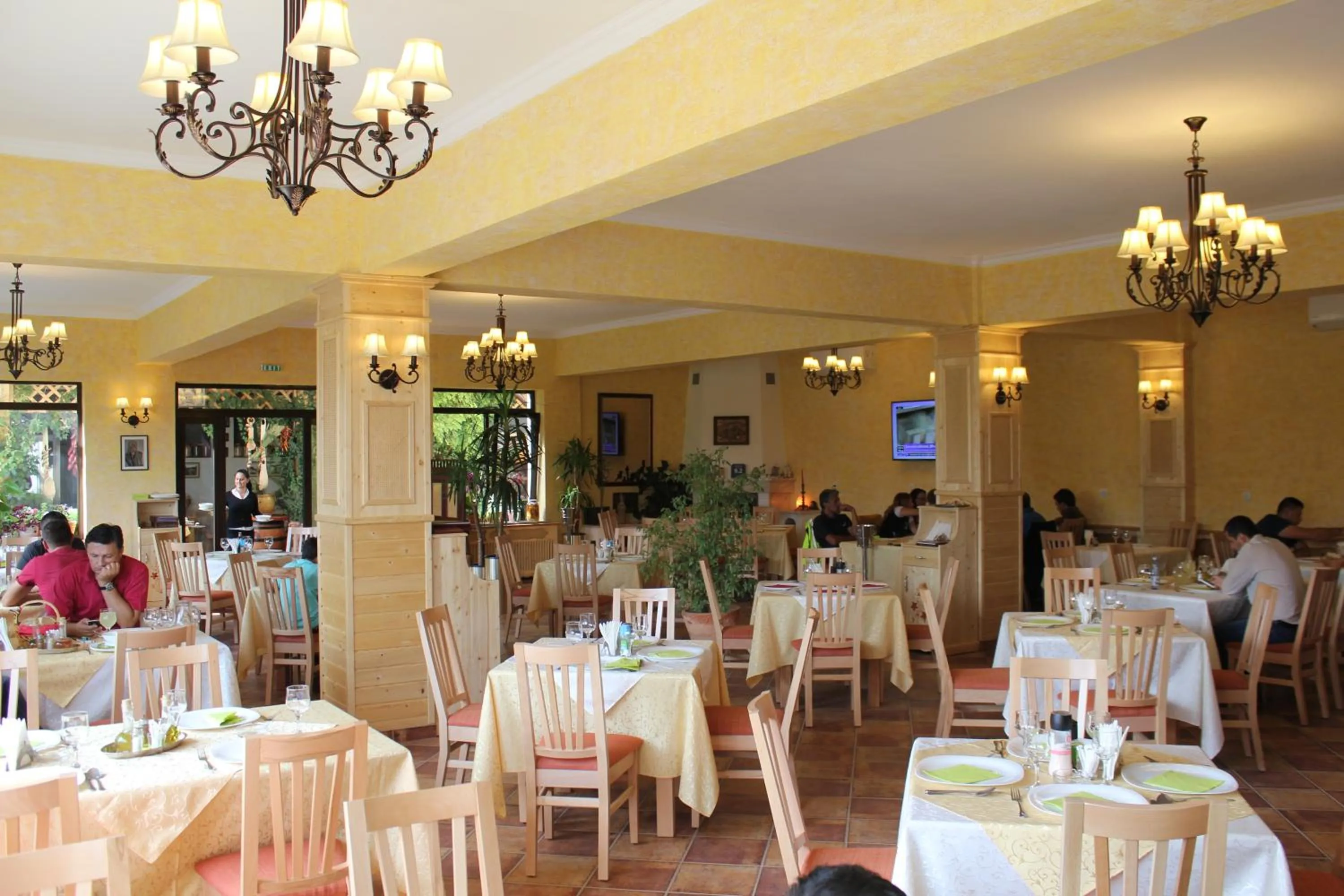 Restaurant/places to eat in Casa Maria Arges