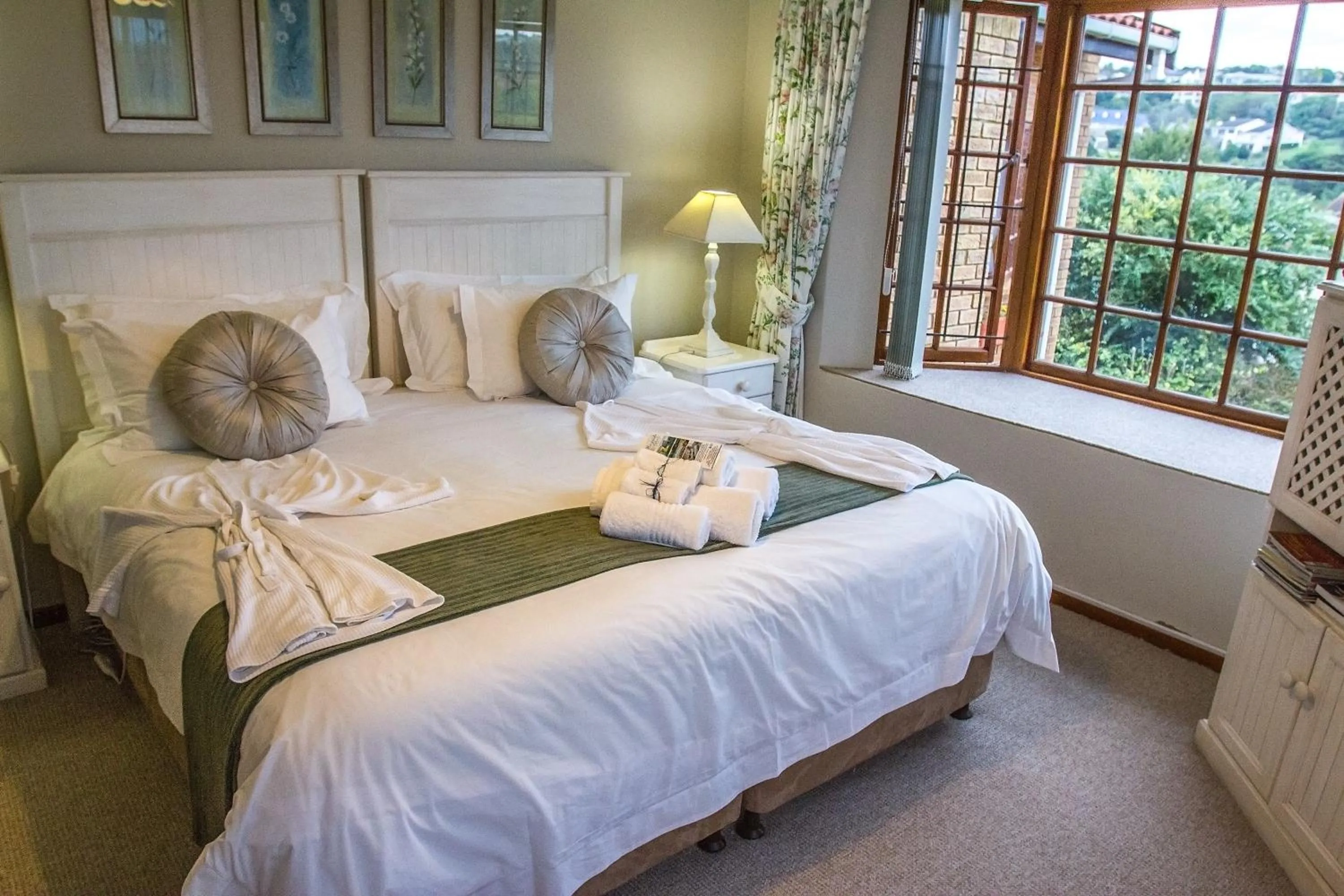 Photo of the whole room, Bed in Bayside Lodge Garden Route B&B
