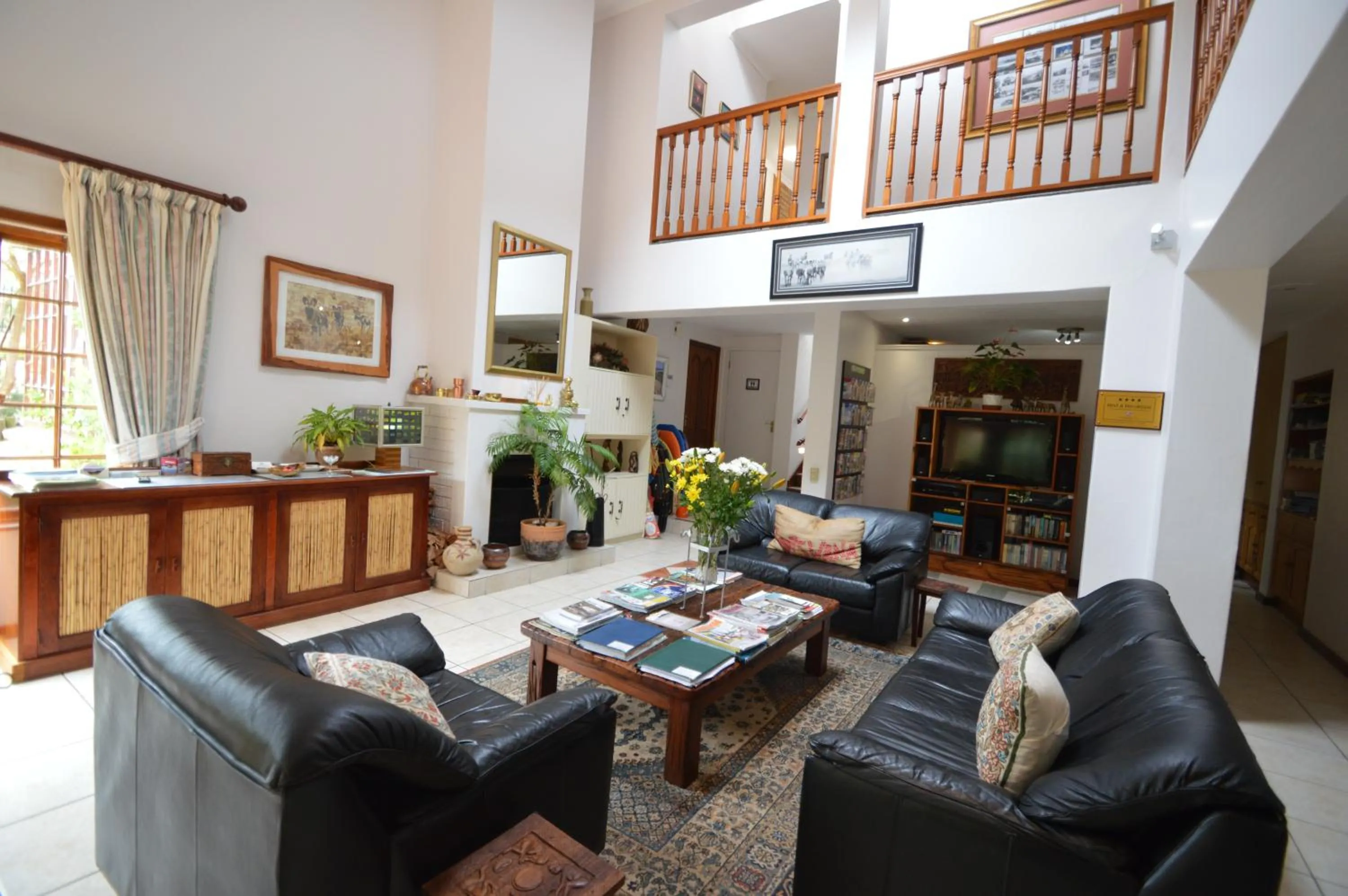 Communal lounge/ TV room in Bayside Lodge Garden Route B&B