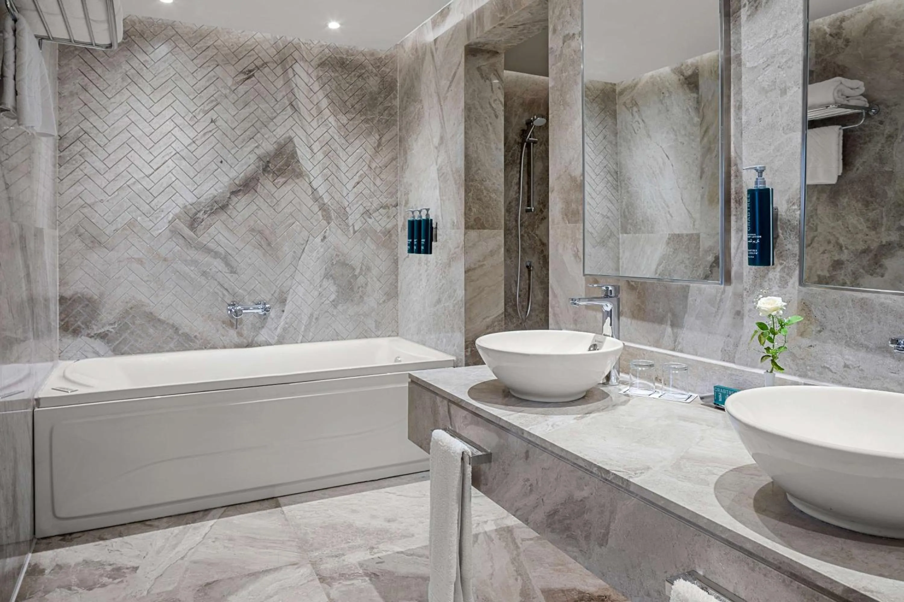 Bathroom in Hilton Alexandria Green Plaza