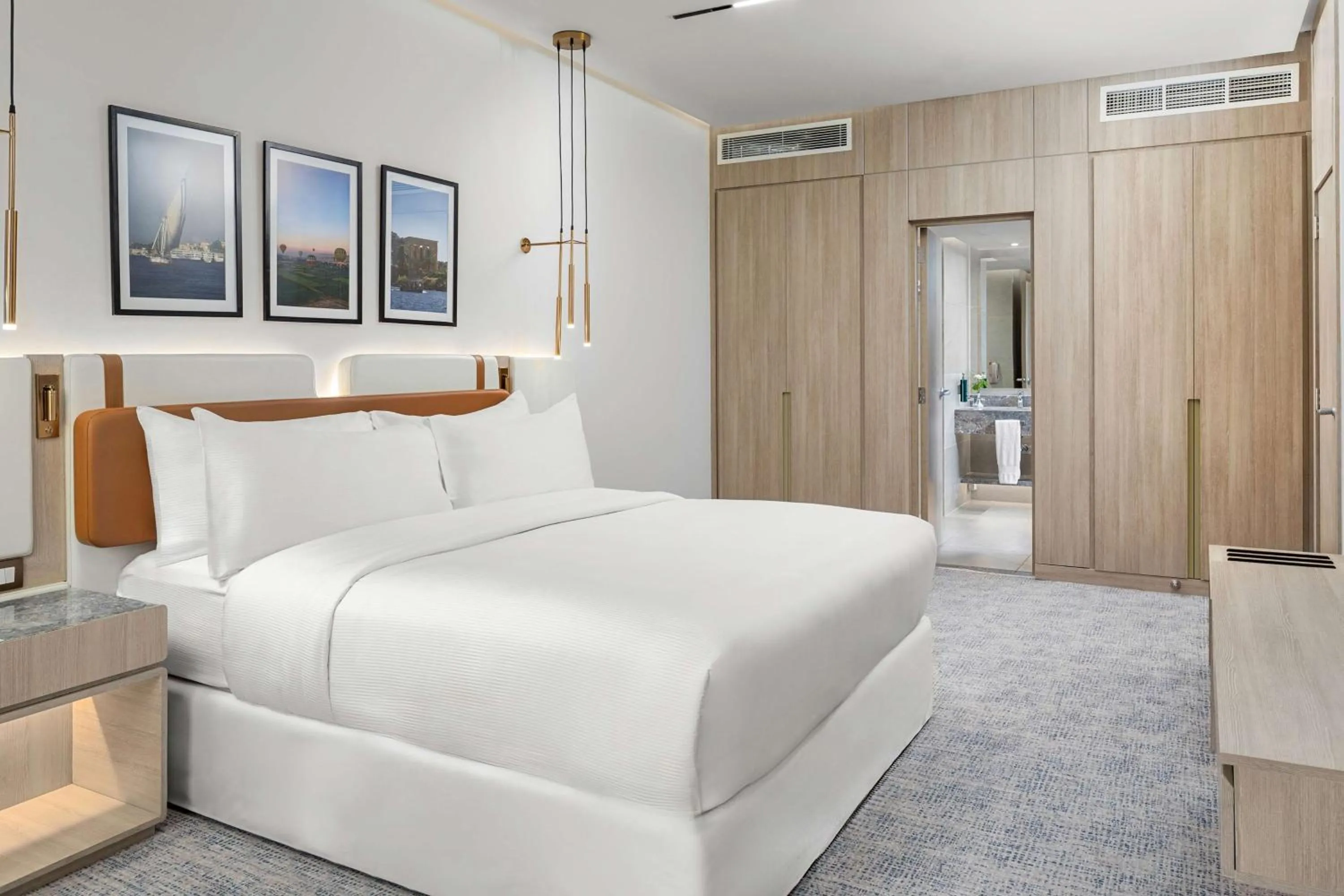 Bed in Hilton Alexandria Green Plaza