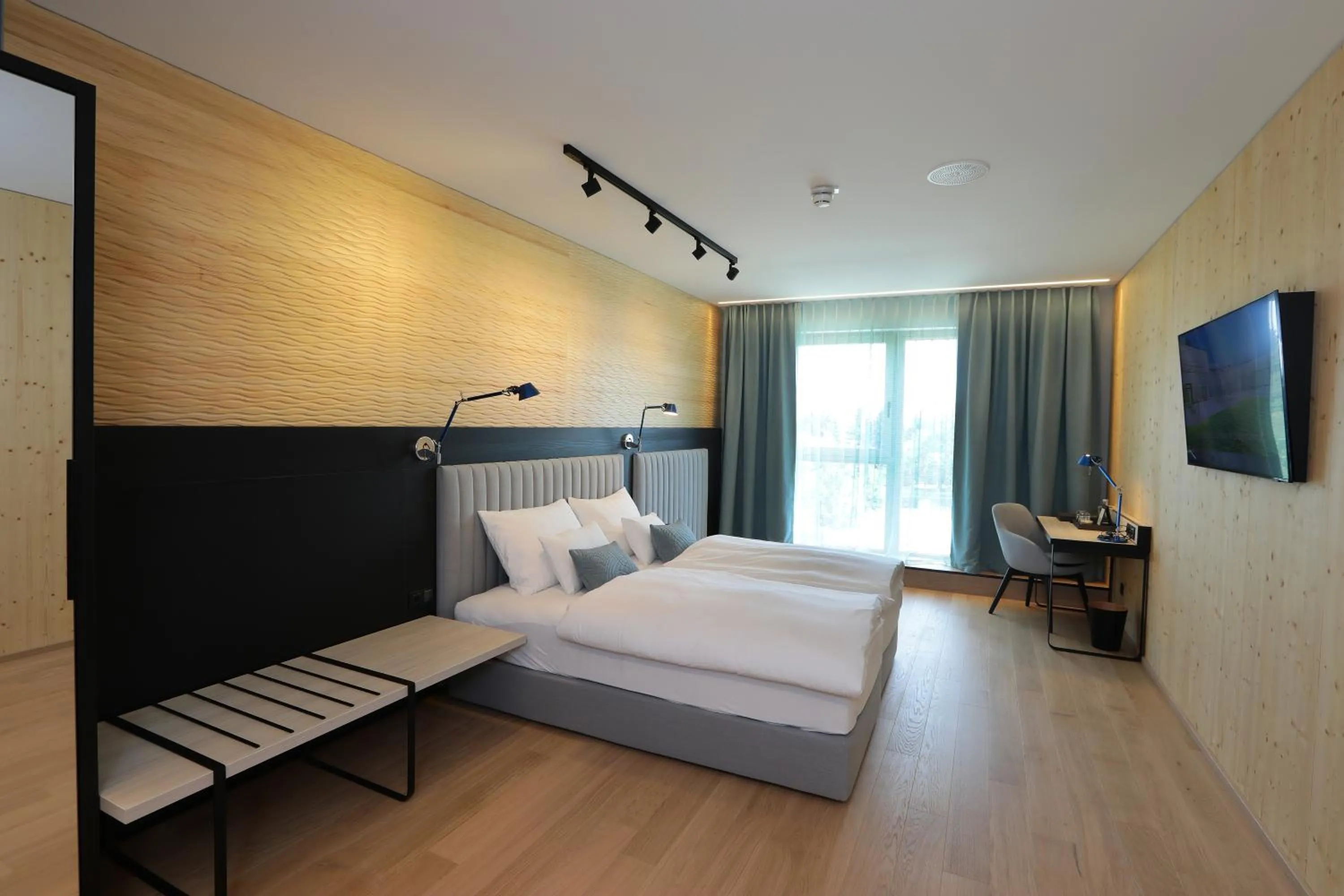 Photo of the whole room, Bed in Hotel Steiermarkhof Graz - Aus Holz gebaut, von Hügeln geküsst