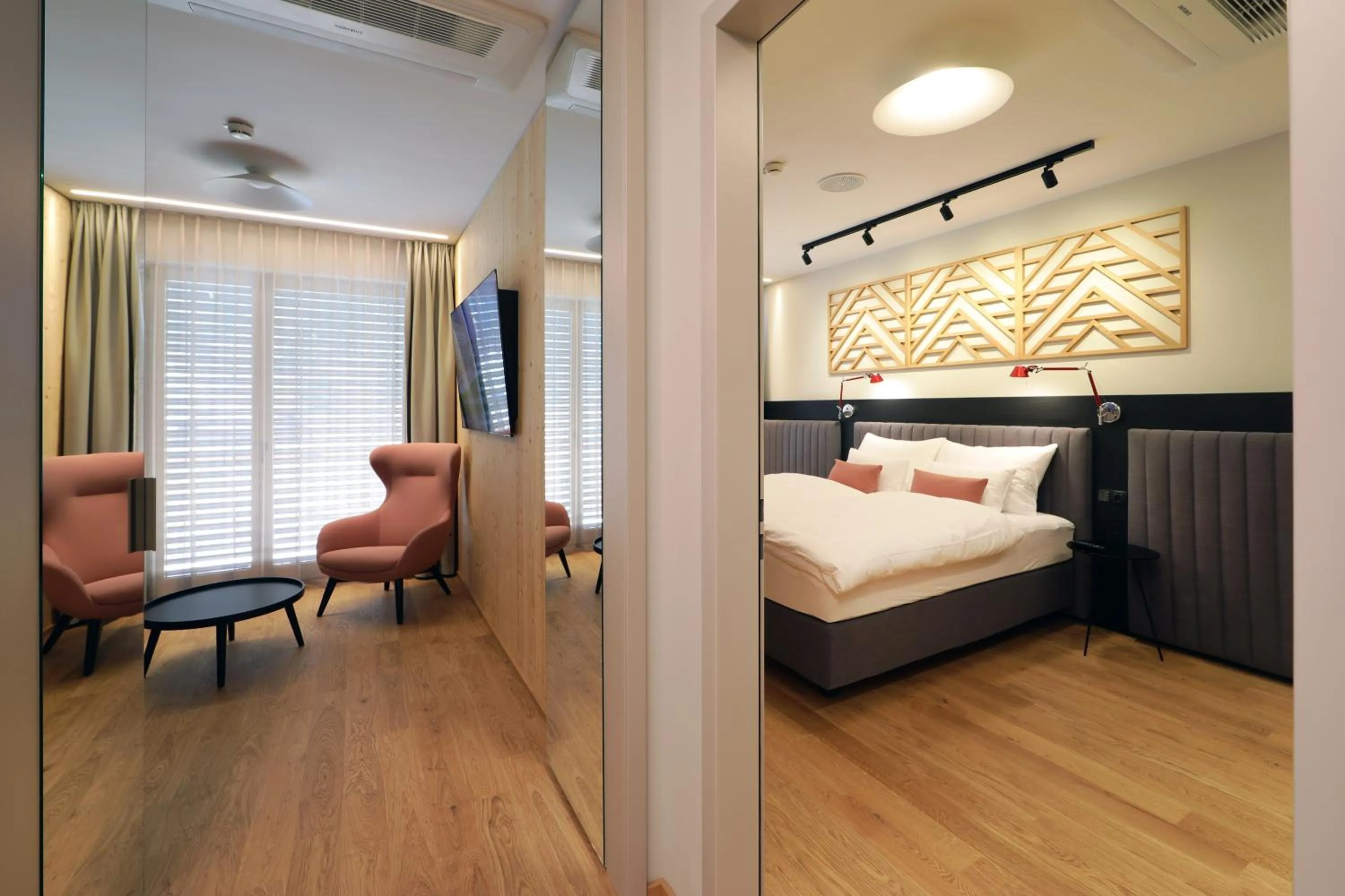 Photo of the whole room, Bed in Hotel Steiermarkhof Graz - Aus Holz gebaut, von Hügeln geküsst