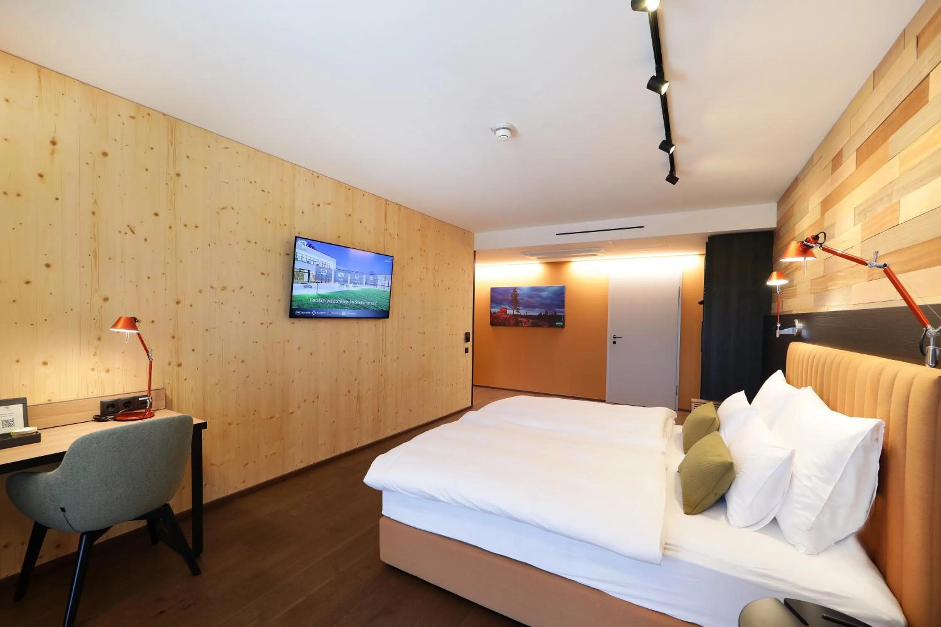 Photo of the whole room, Bed in Hotel Steiermarkhof Graz - Aus Holz gebaut, von Hügeln geküsst