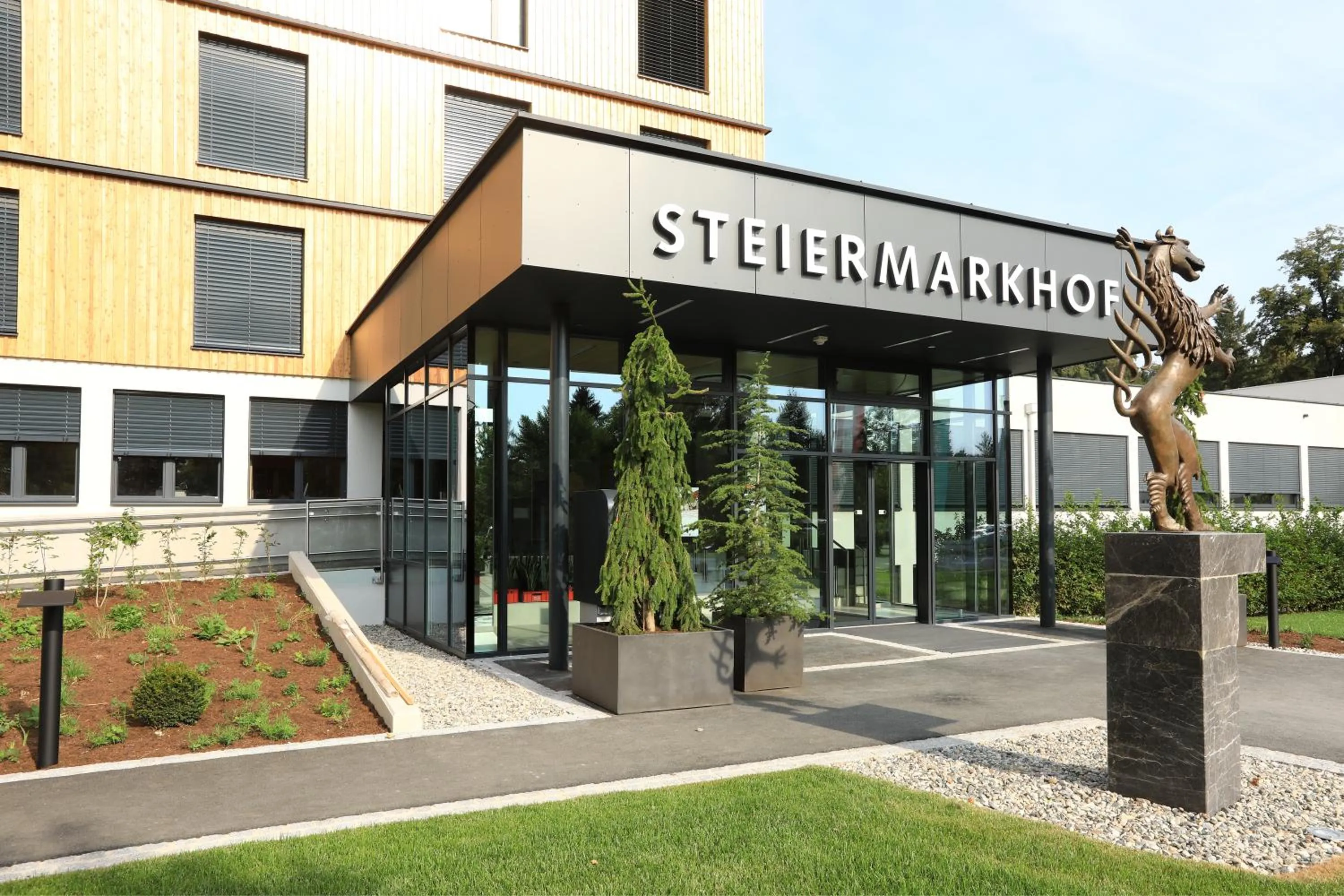 Property building in Hotel Steiermarkhof Graz - Aus Holz gebaut, von Hügeln geküsst