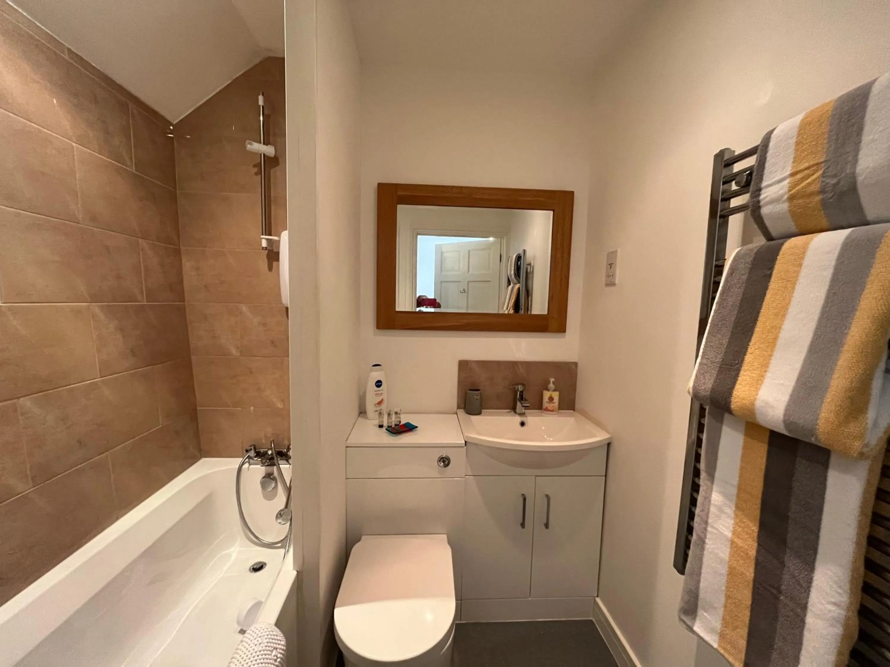 Bathroom in The Ship Inn - Self Catering Accommodation