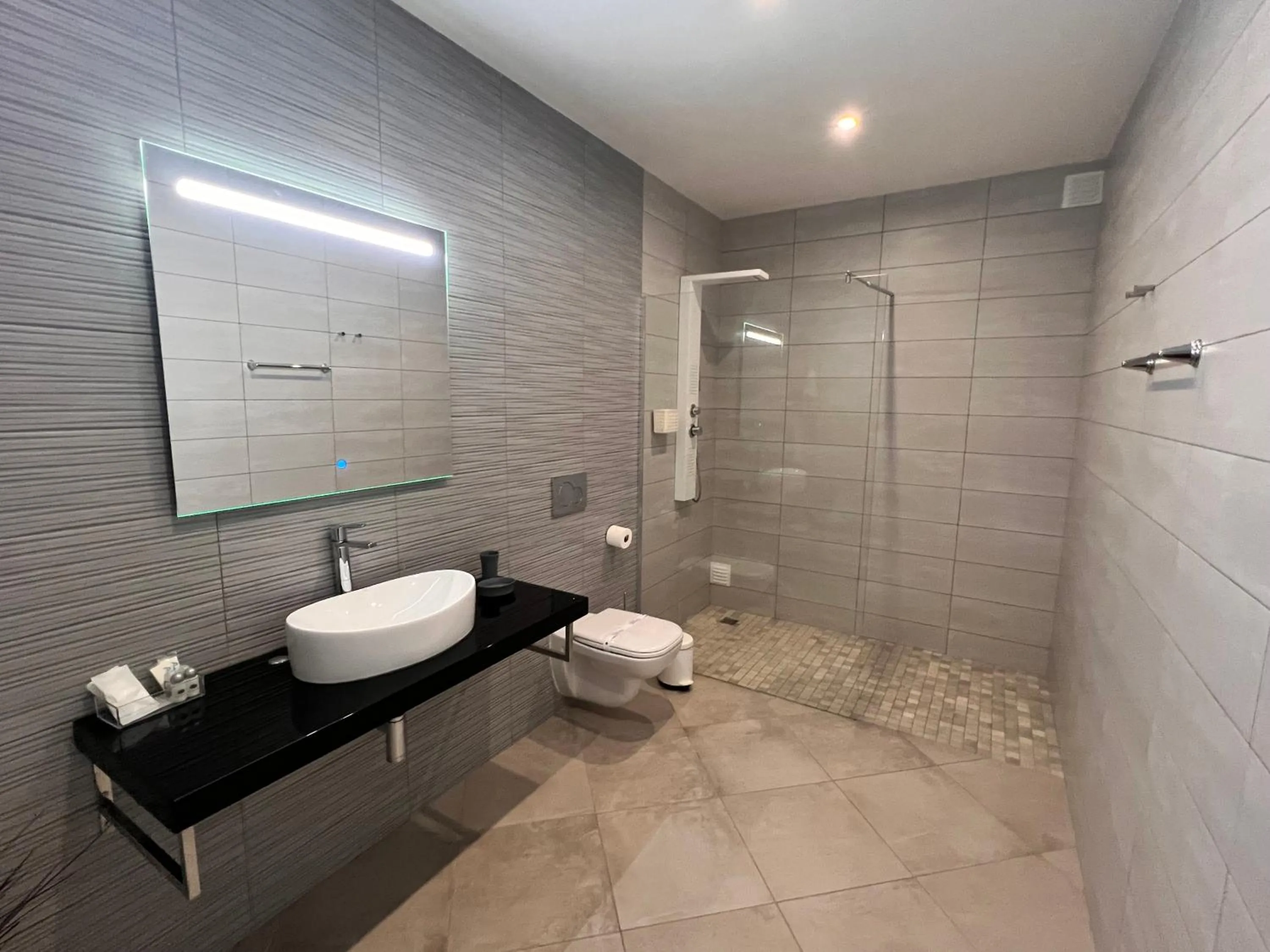 Toilet in Carvoeiro B&B and SPA