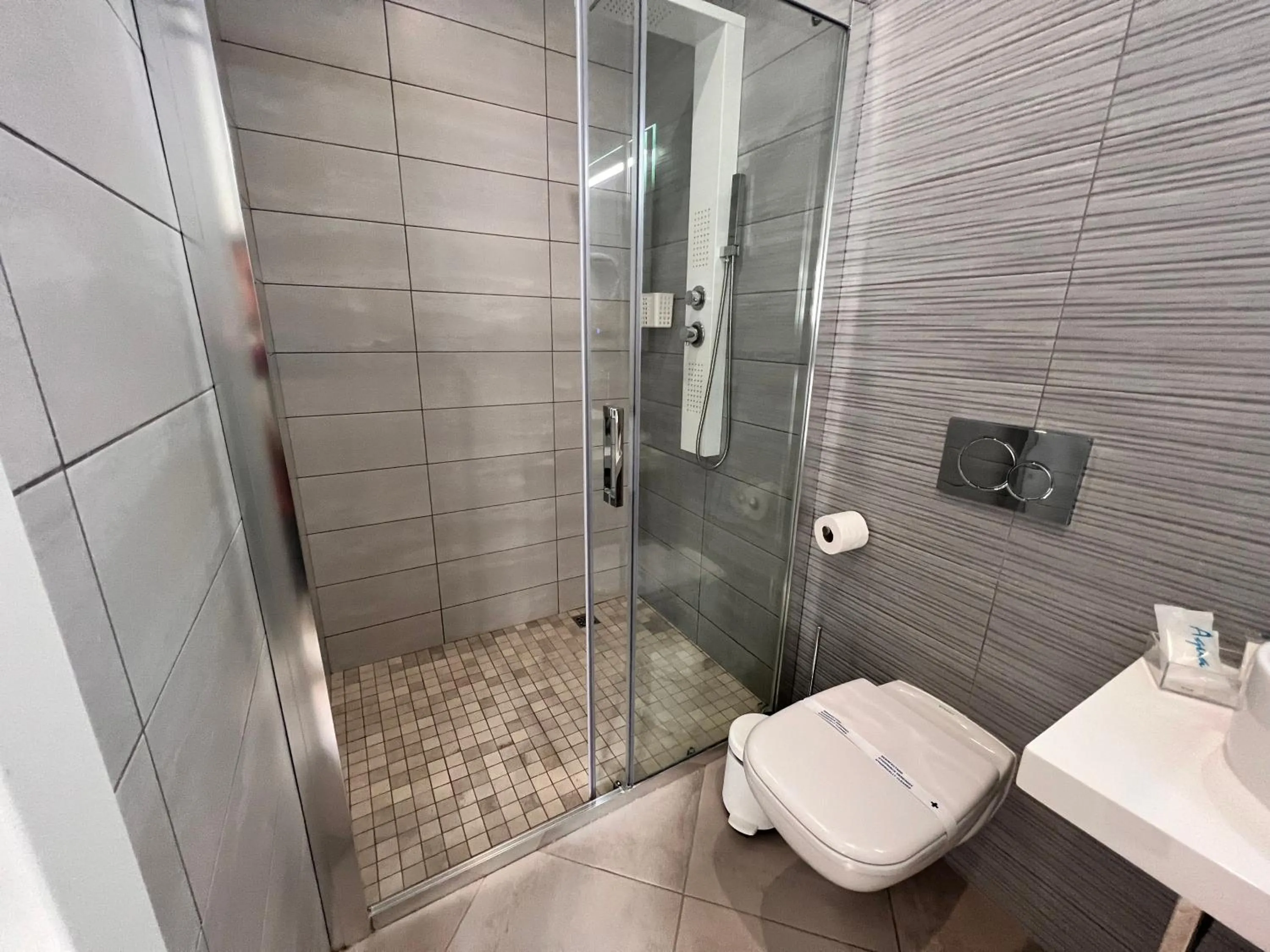 Toilet in Carvoeiro B&B and SPA