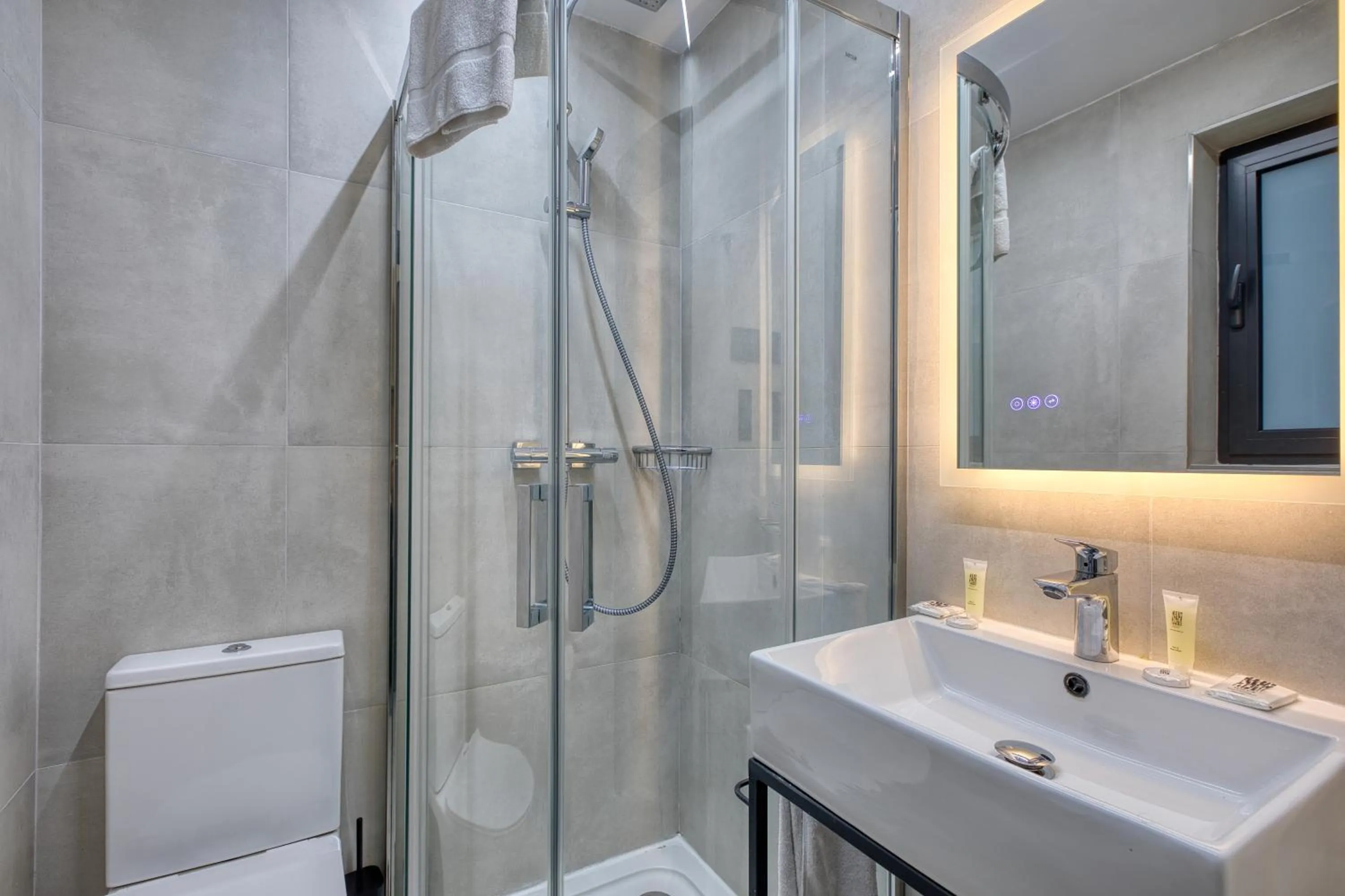 Shower in Onyx Hotel