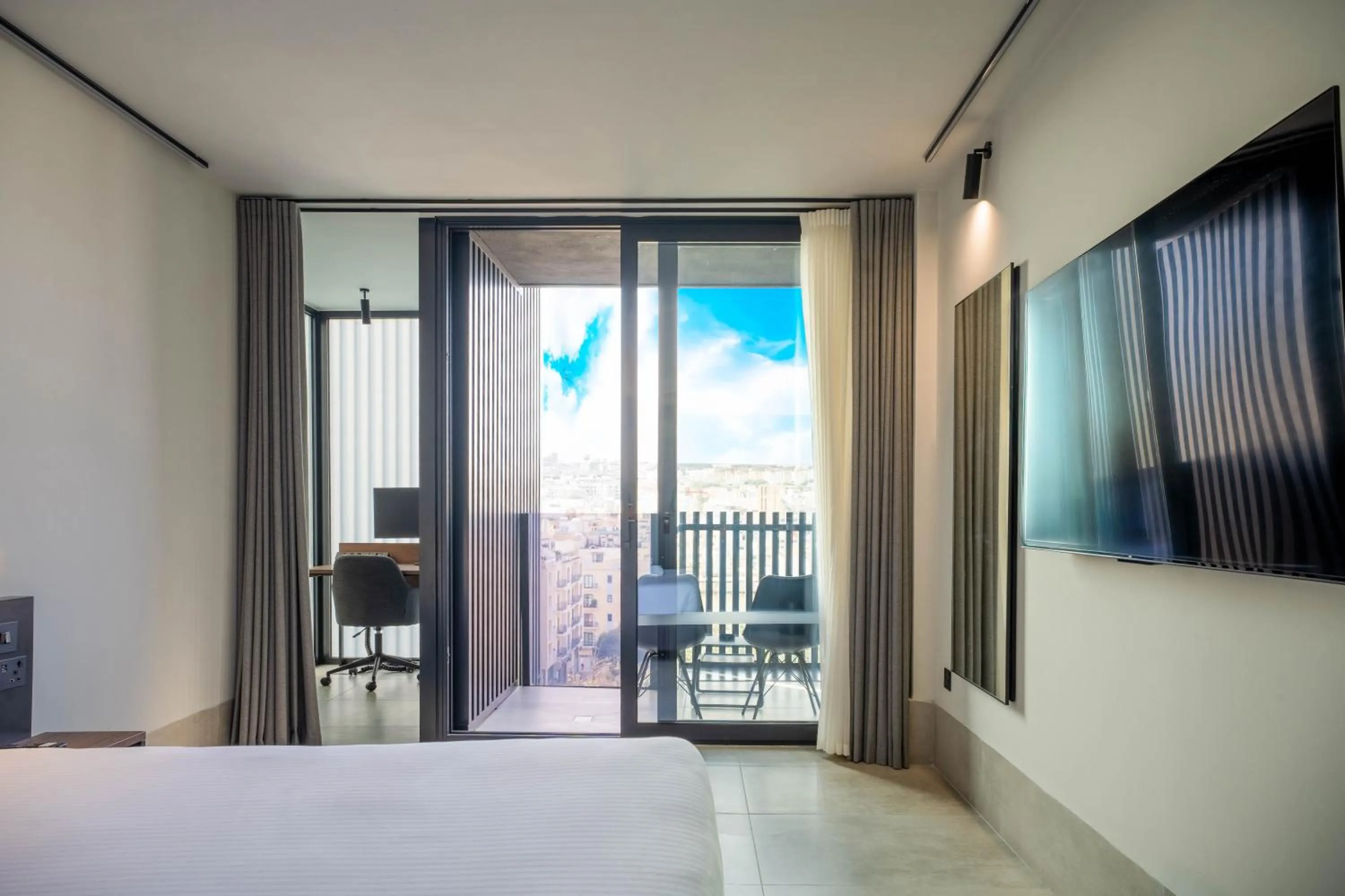 TV and multimedia, Bed in Onyx Hotel