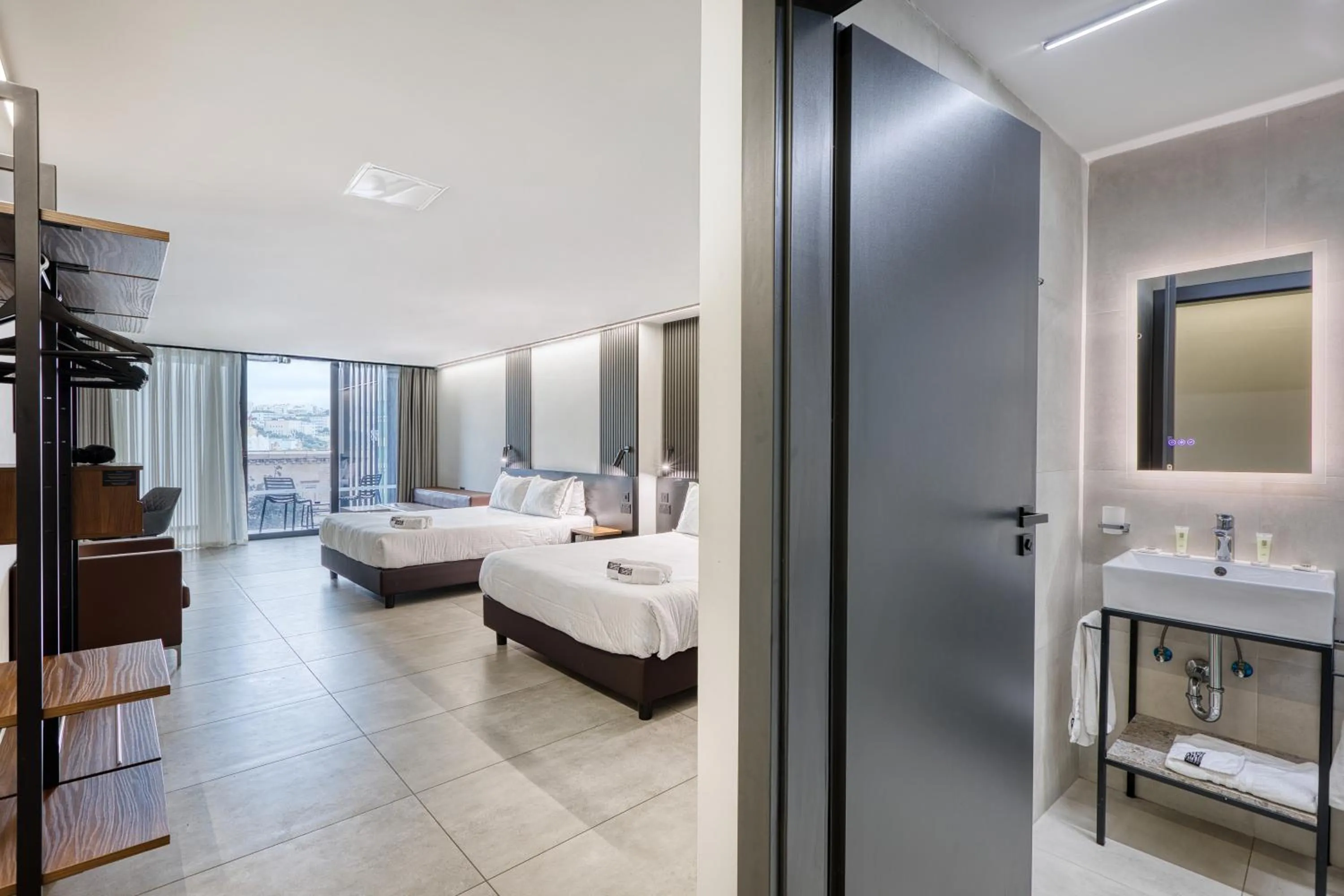 Bathroom, Bed in Onyx Hotel