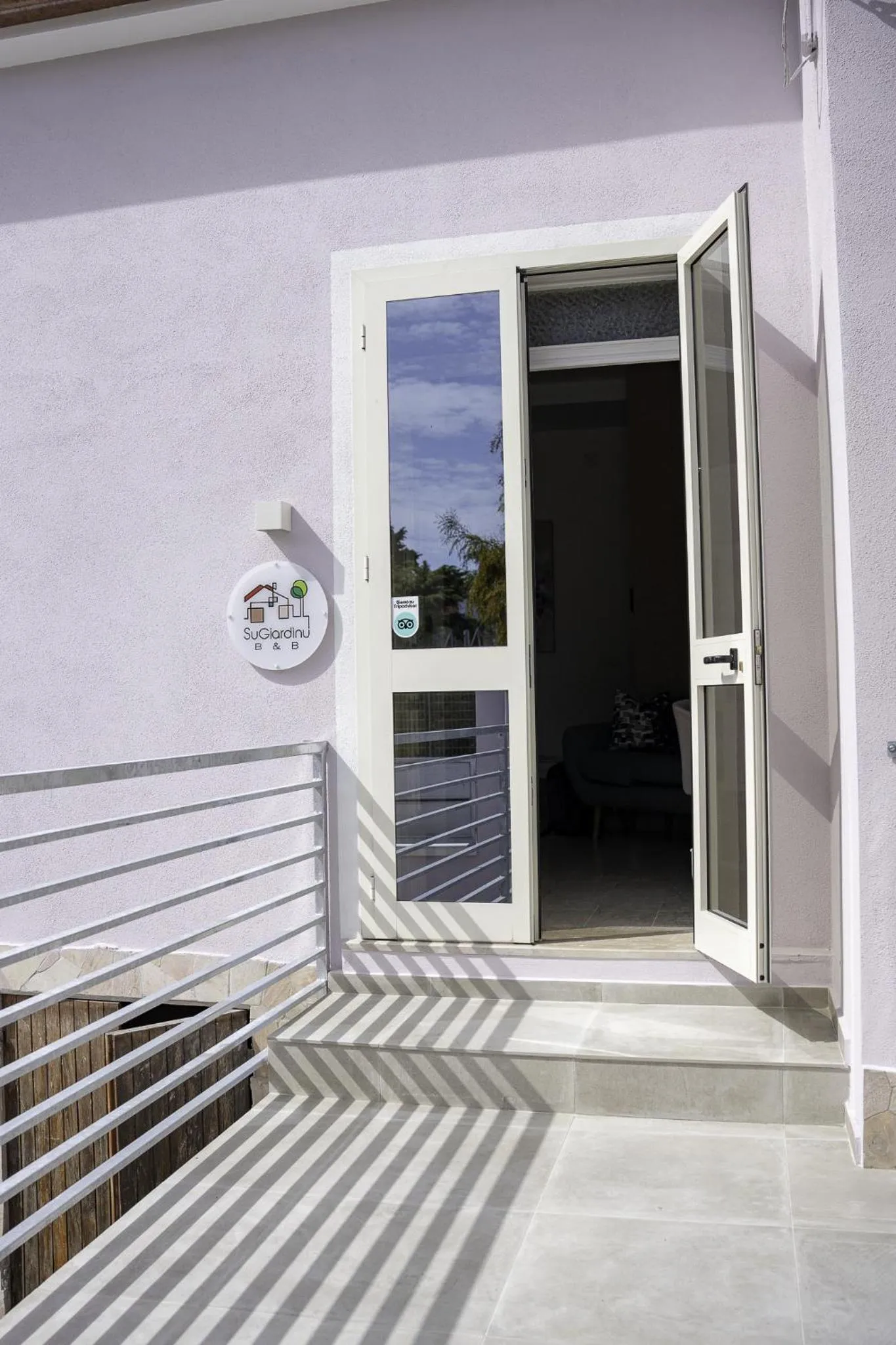 Facade/entrance in Su Giardinu