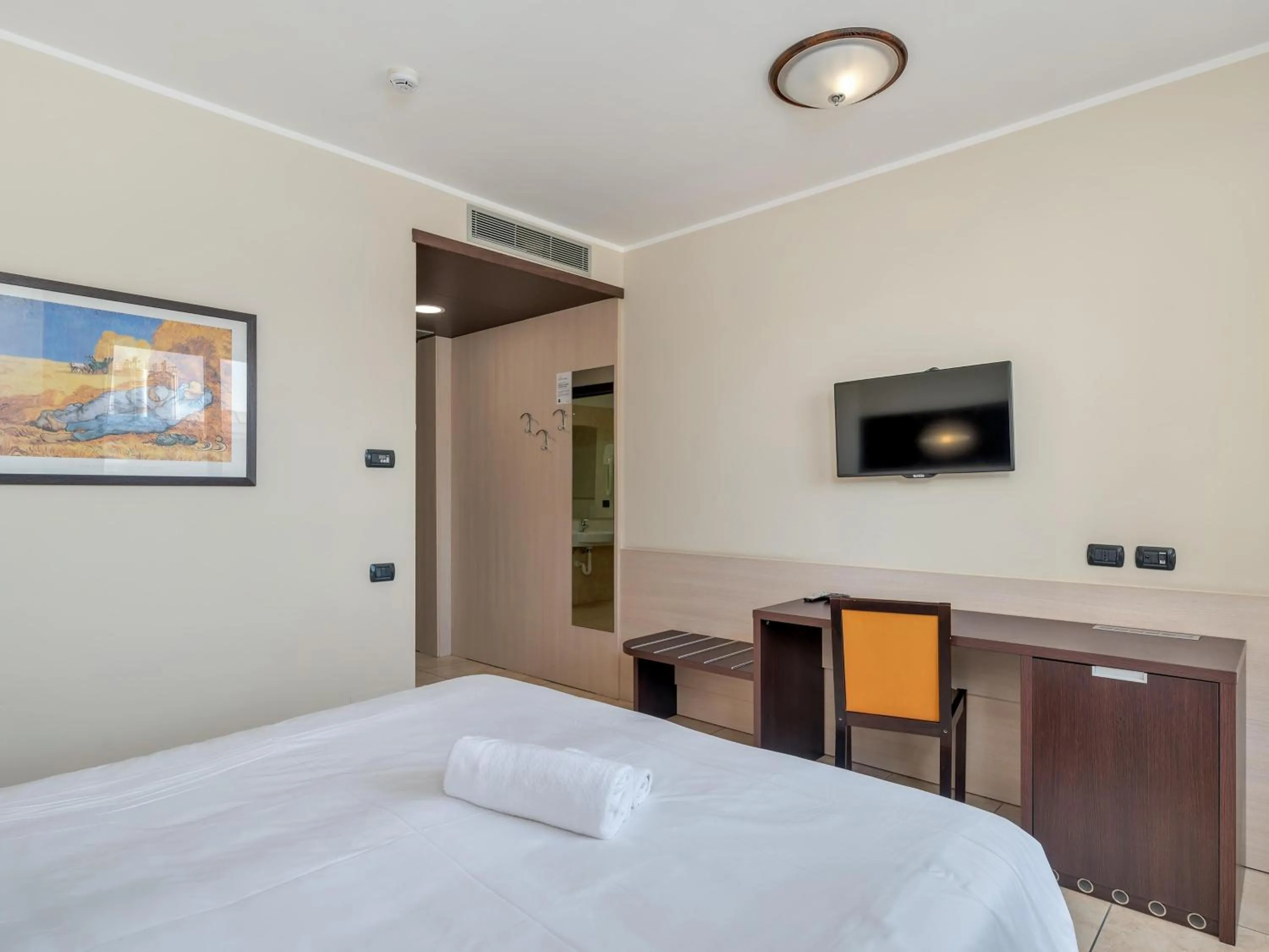 Photo of the whole room, Bed in Record Hotel