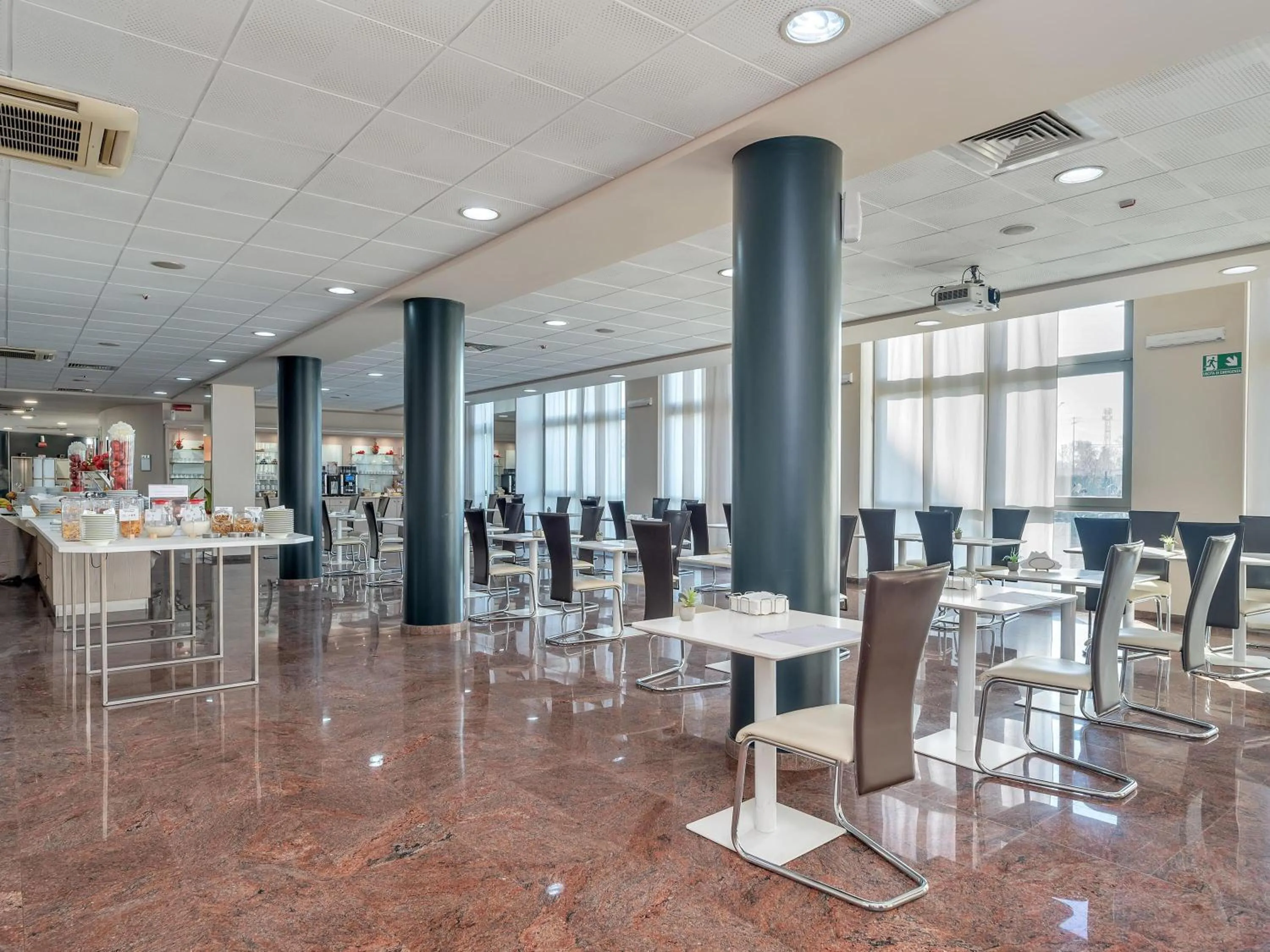 Lobby or reception in B&B HOTEL Settimo Torinese