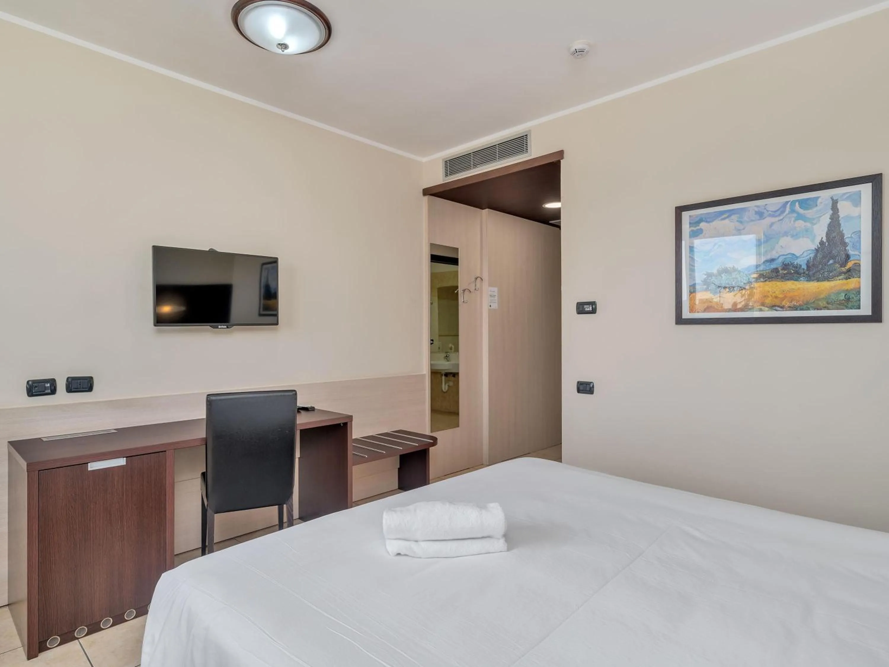 Photo of the whole room, Bed in B&B HOTEL Settimo Torinese