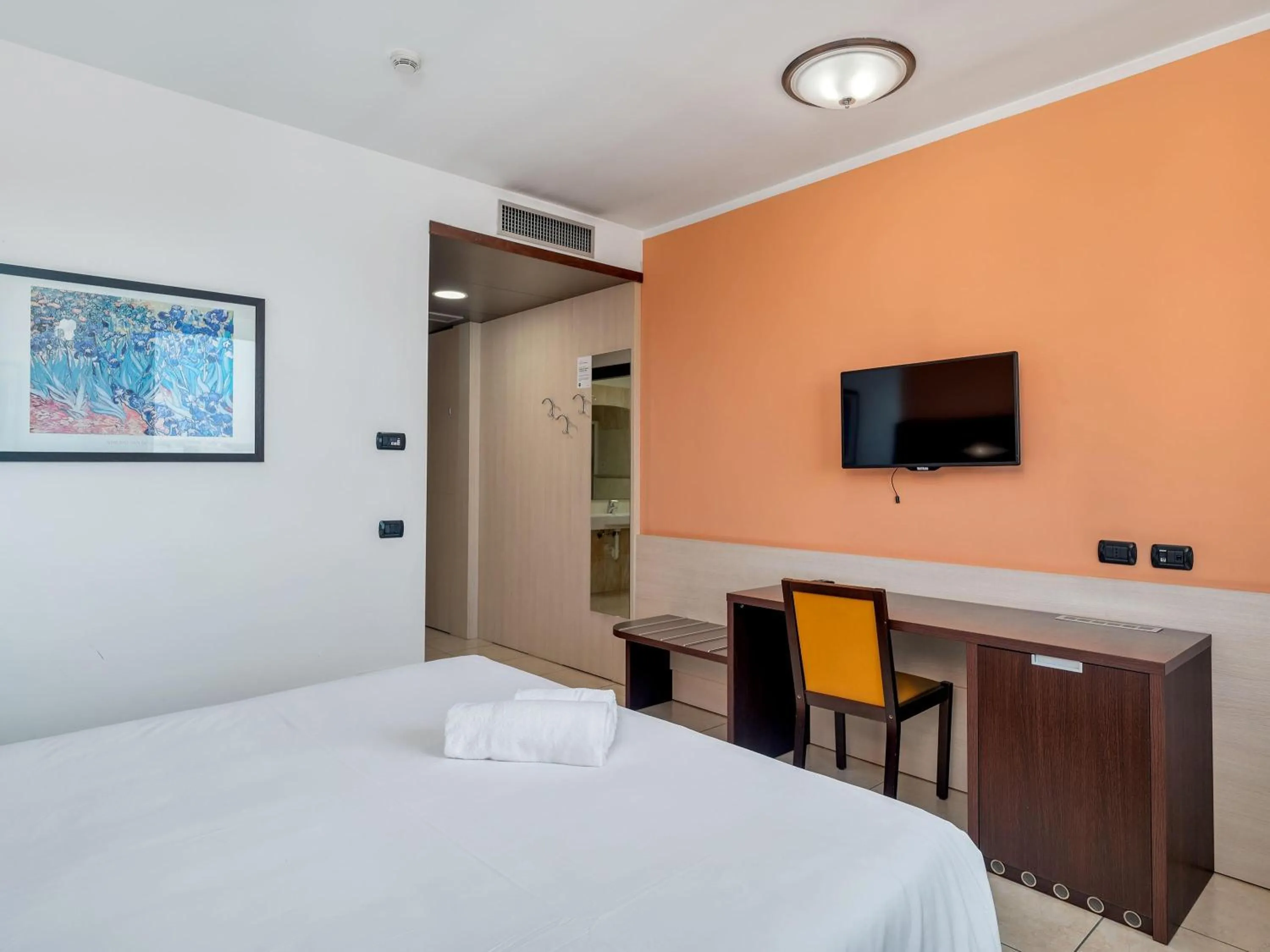 Photo of the whole room, Bed in B&B HOTEL Settimo Torinese