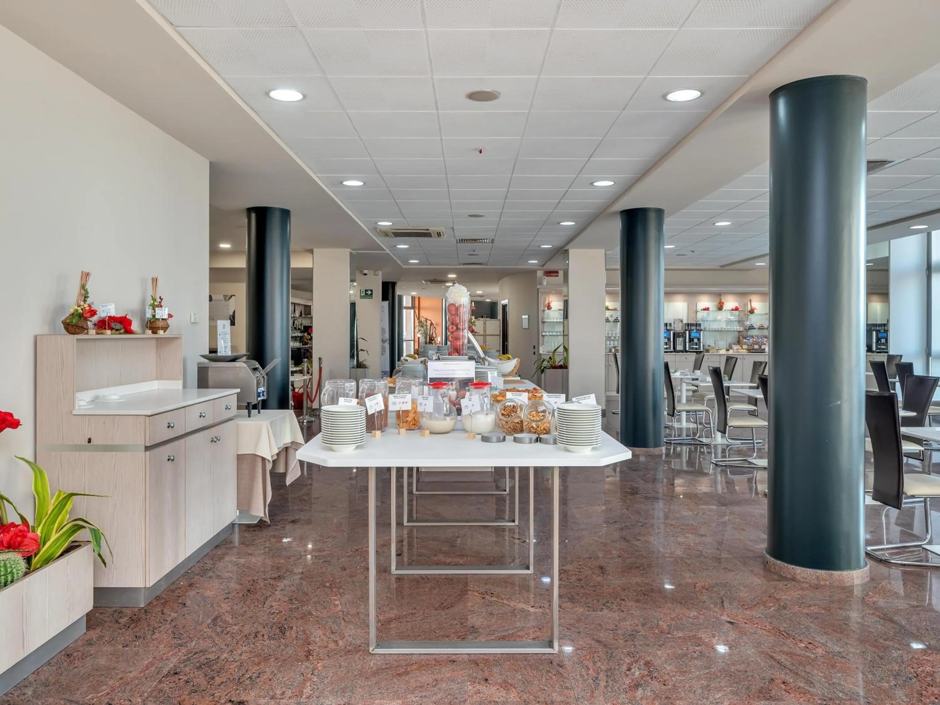 Restaurant/places to eat in Record Hotel