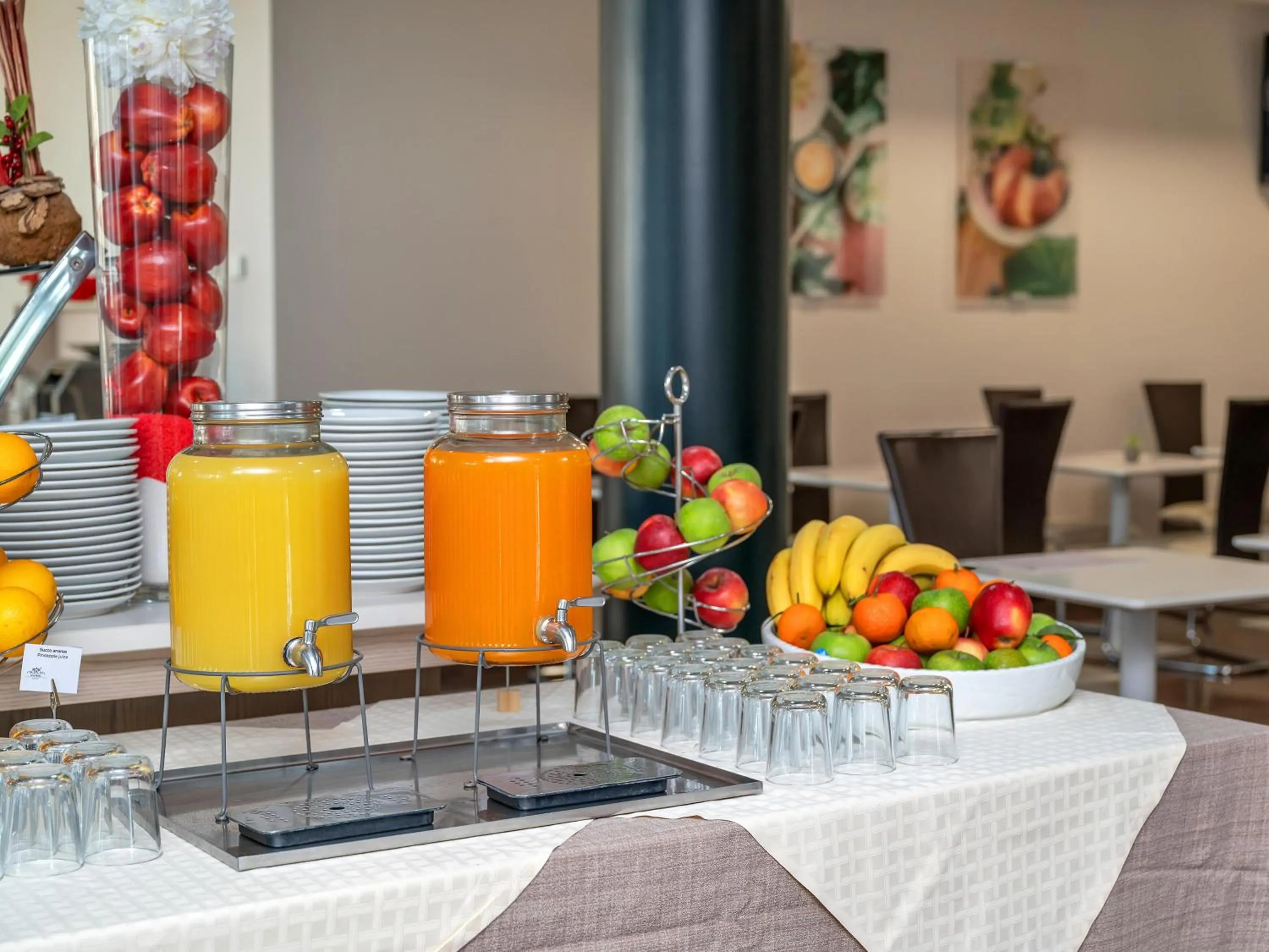 Restaurant/places to eat in Record Hotel