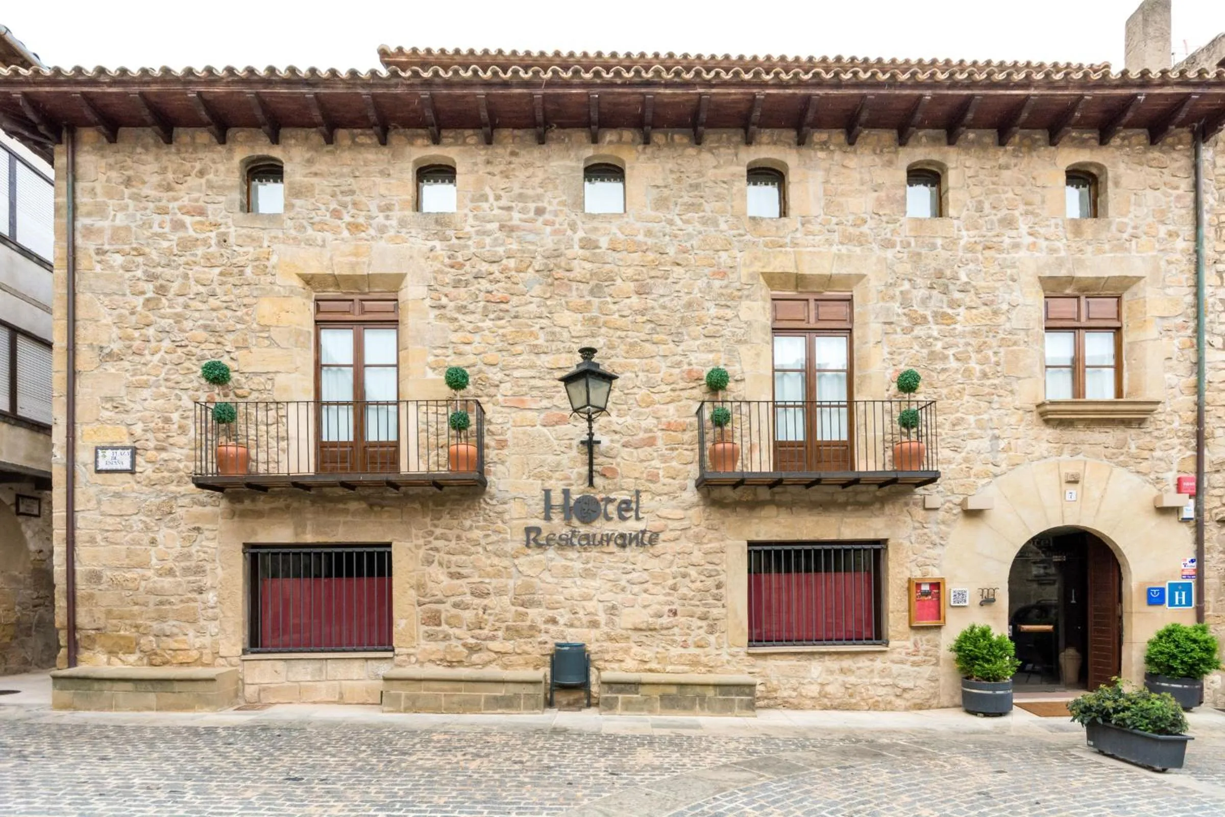 Facade/entrance in Hotel Villa de Cretas