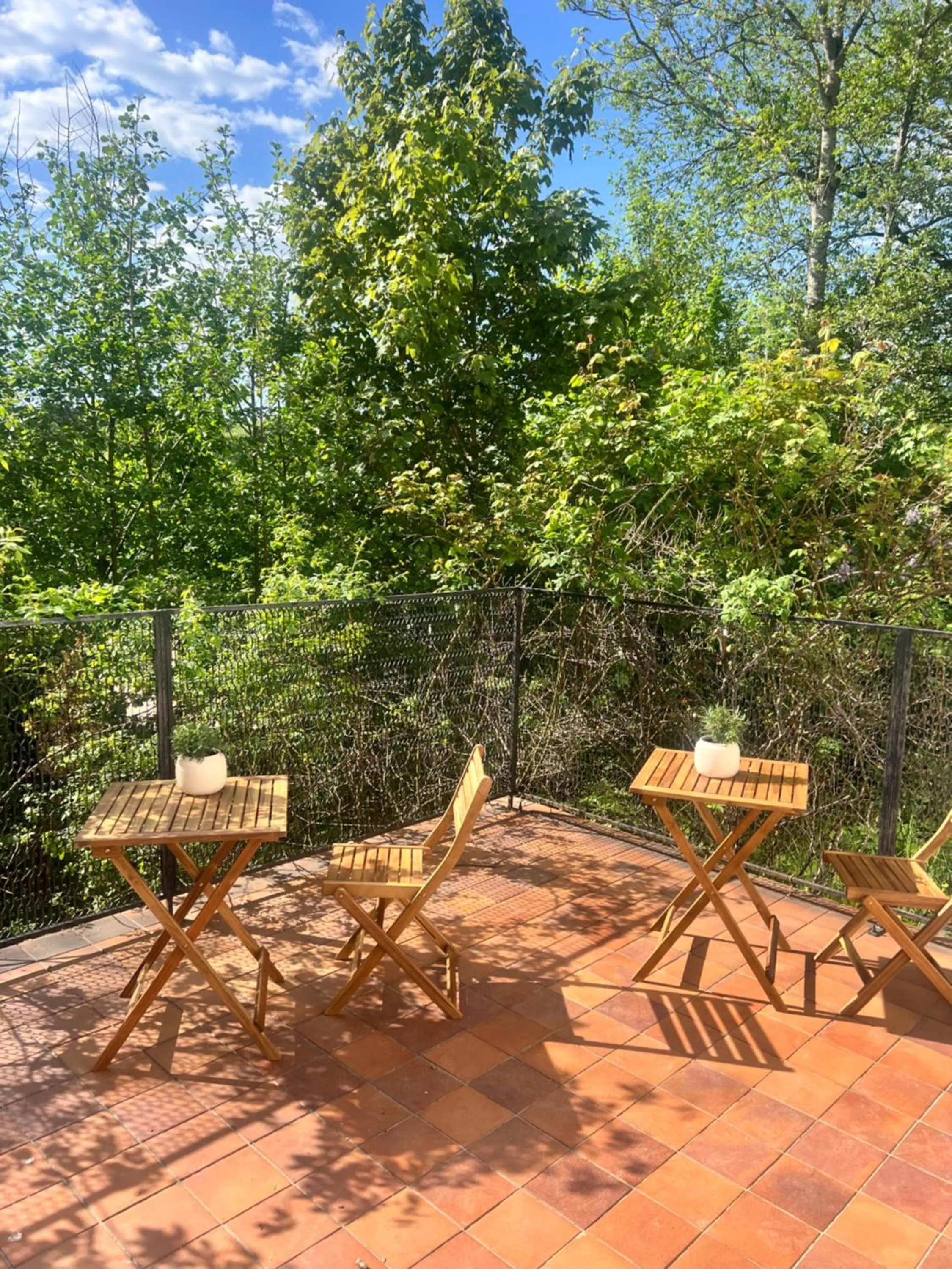 Patio in Ewa & Maude Hotel