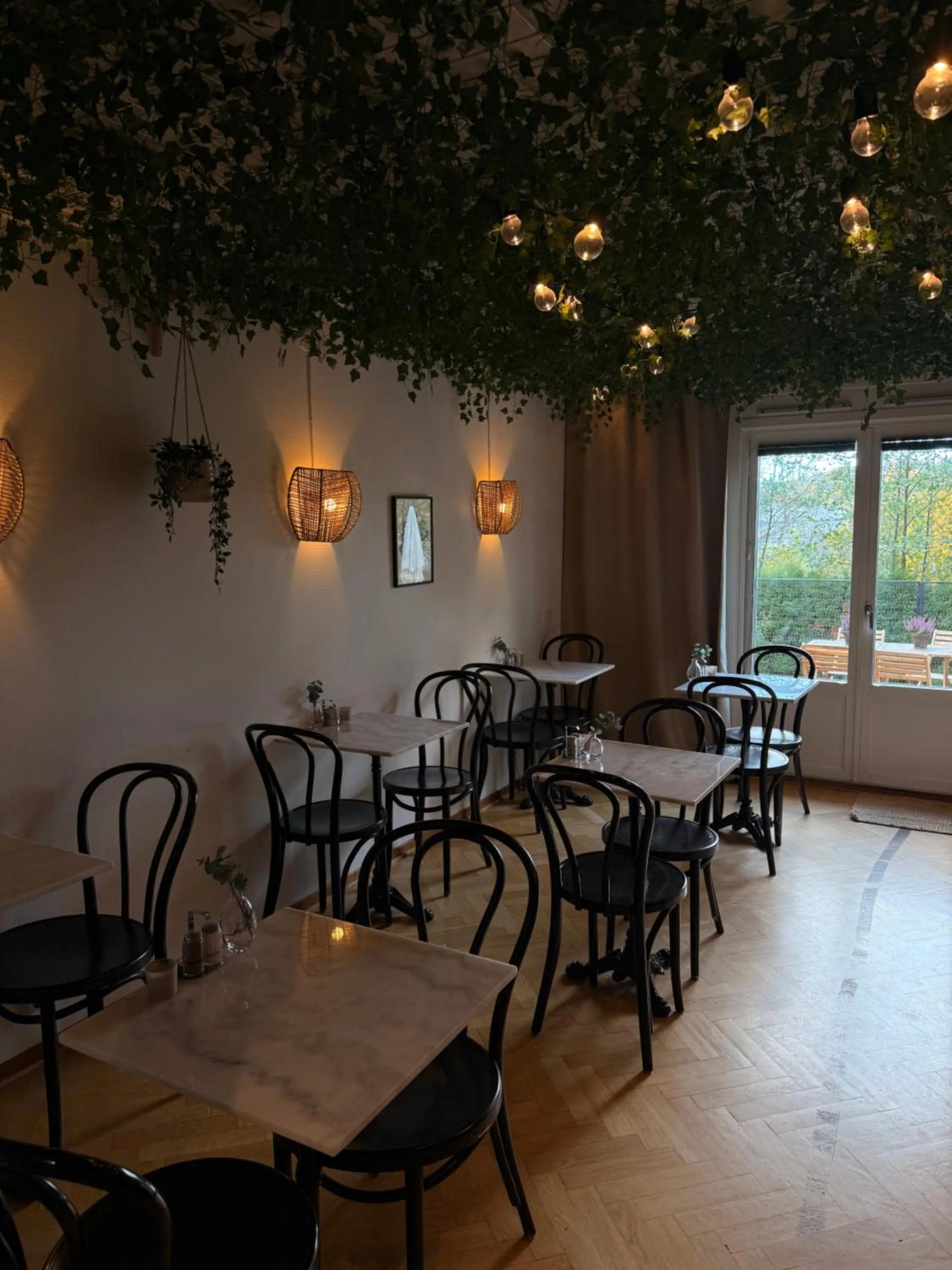 Restaurant/places to eat in Ewa & Maude Hotel