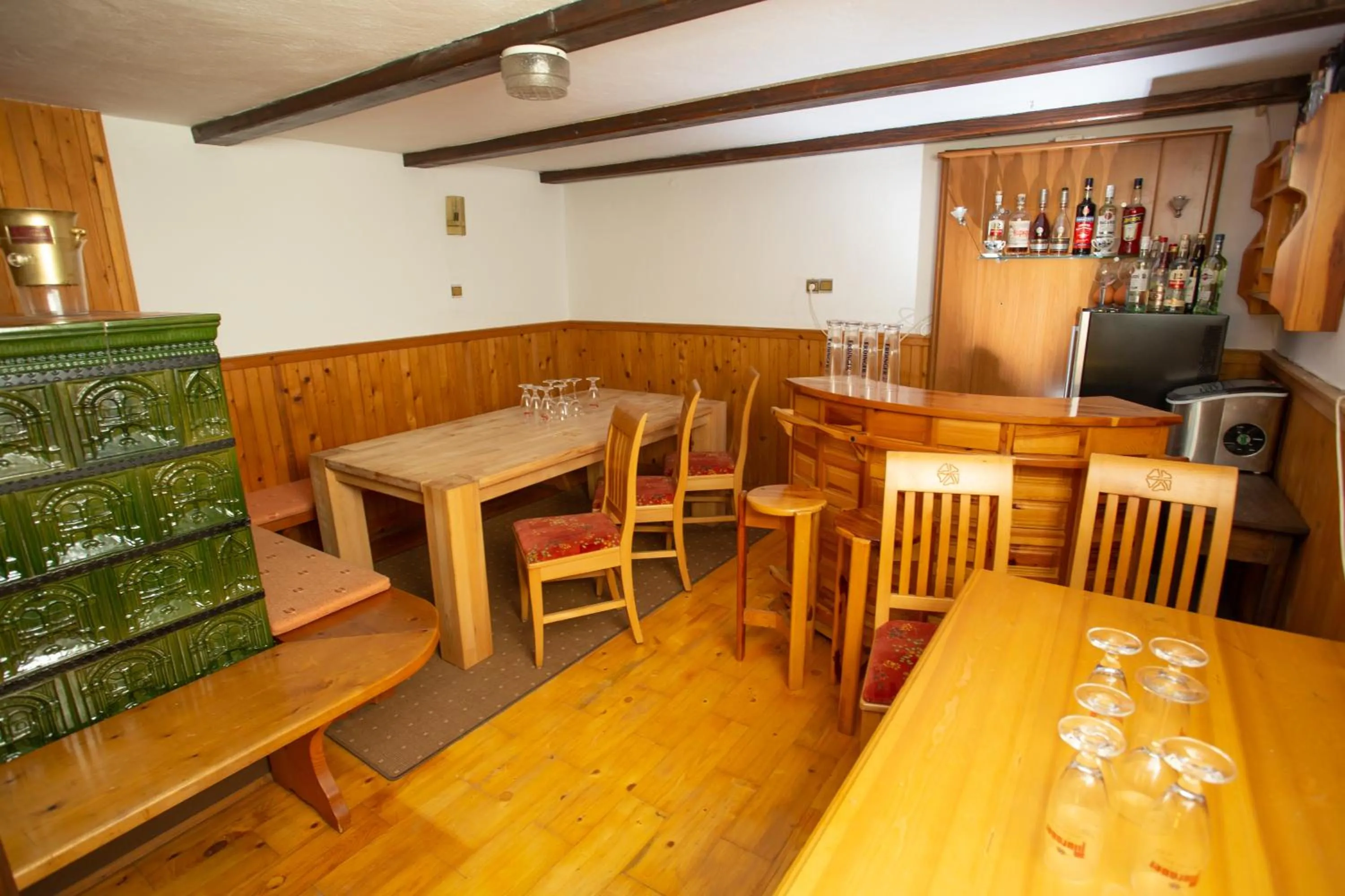 Restaurant/places to eat in Hostel LakeBled