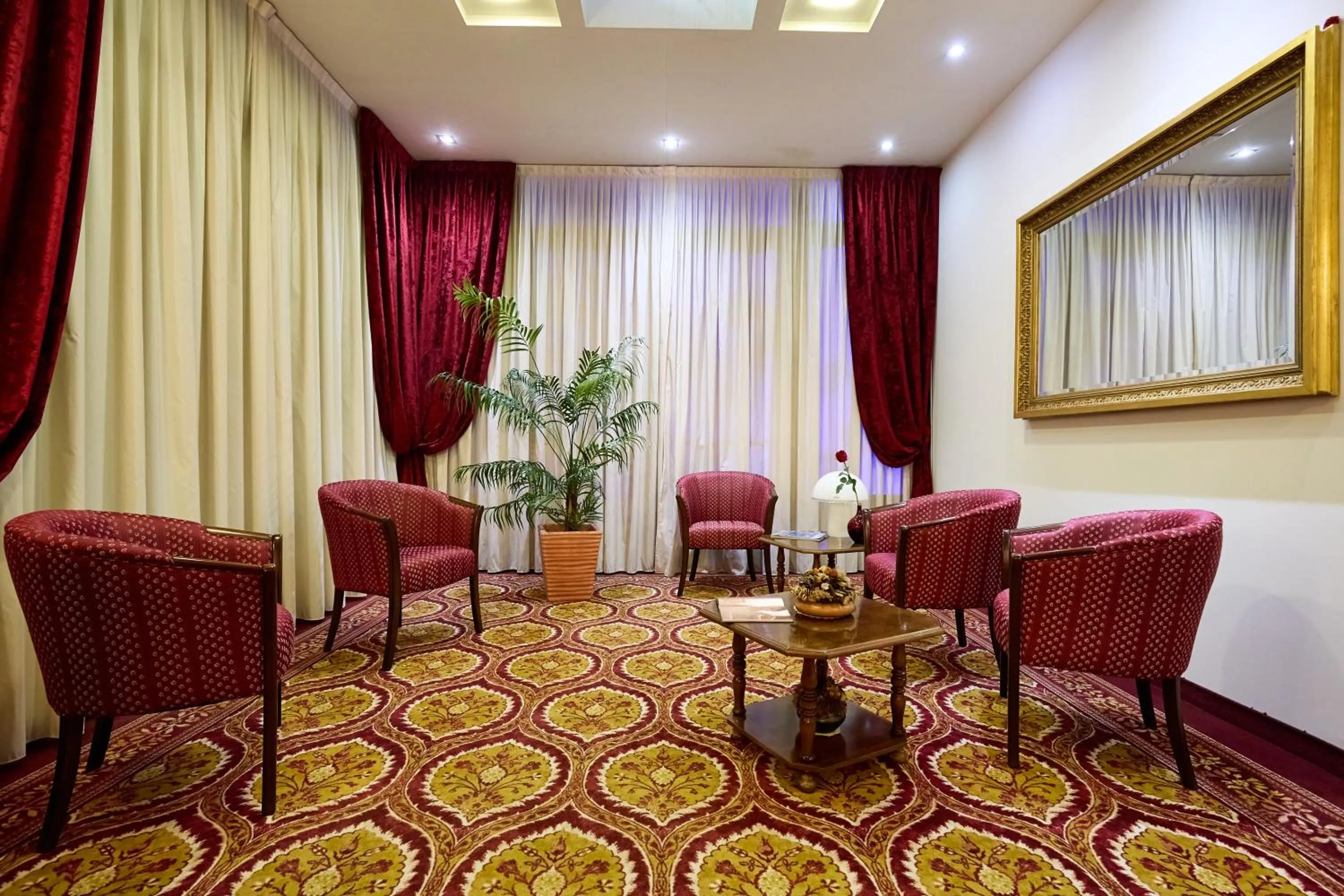 Communal lounge/ TV room in HOTEL PARADISO