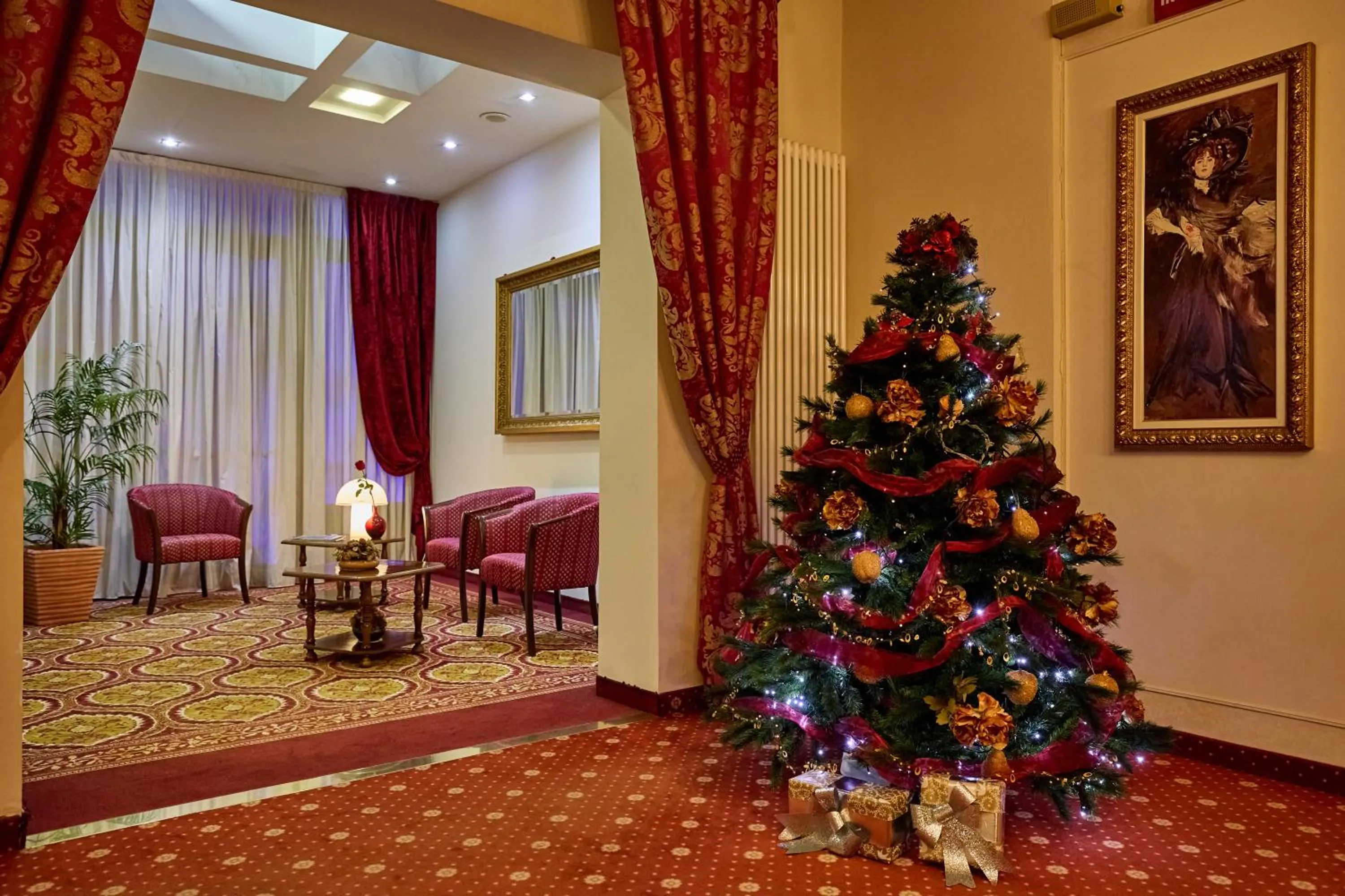 Communal lounge/ TV room in HOTEL PARADISO