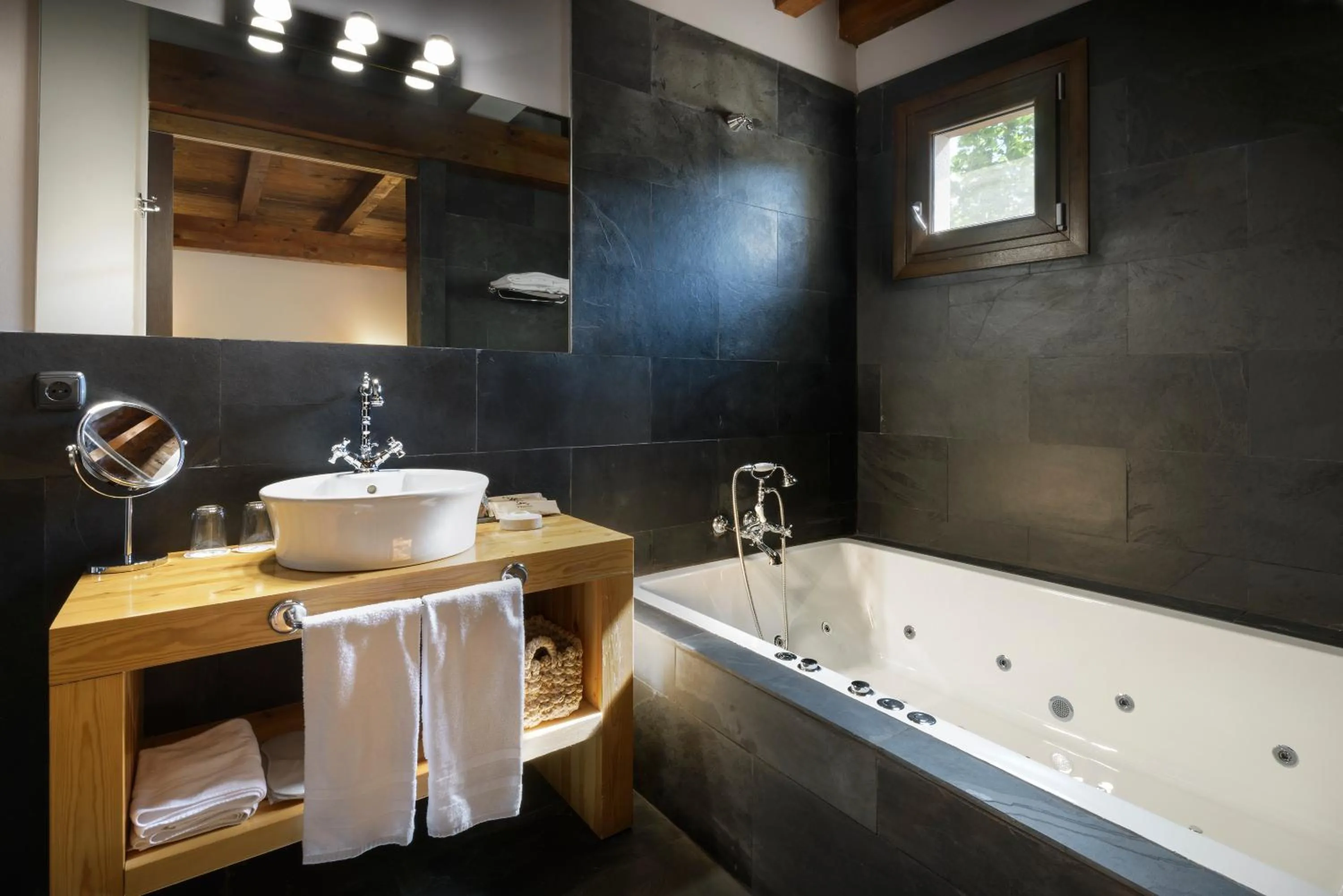 Hot Tub in Hotel Rural Iribarnia