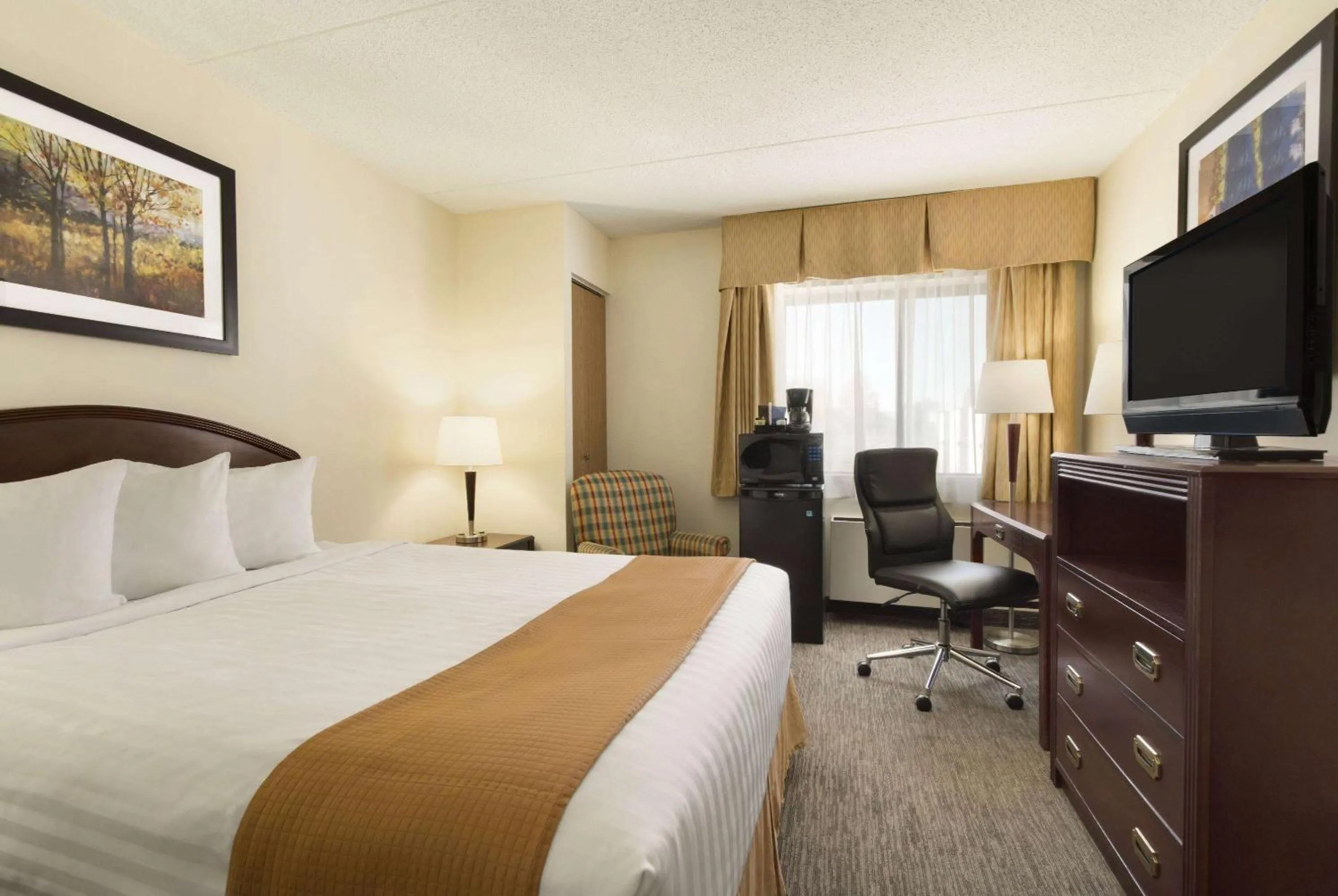 Photo of the whole room, Bed in Travelodge by Wyndham Edmonton South