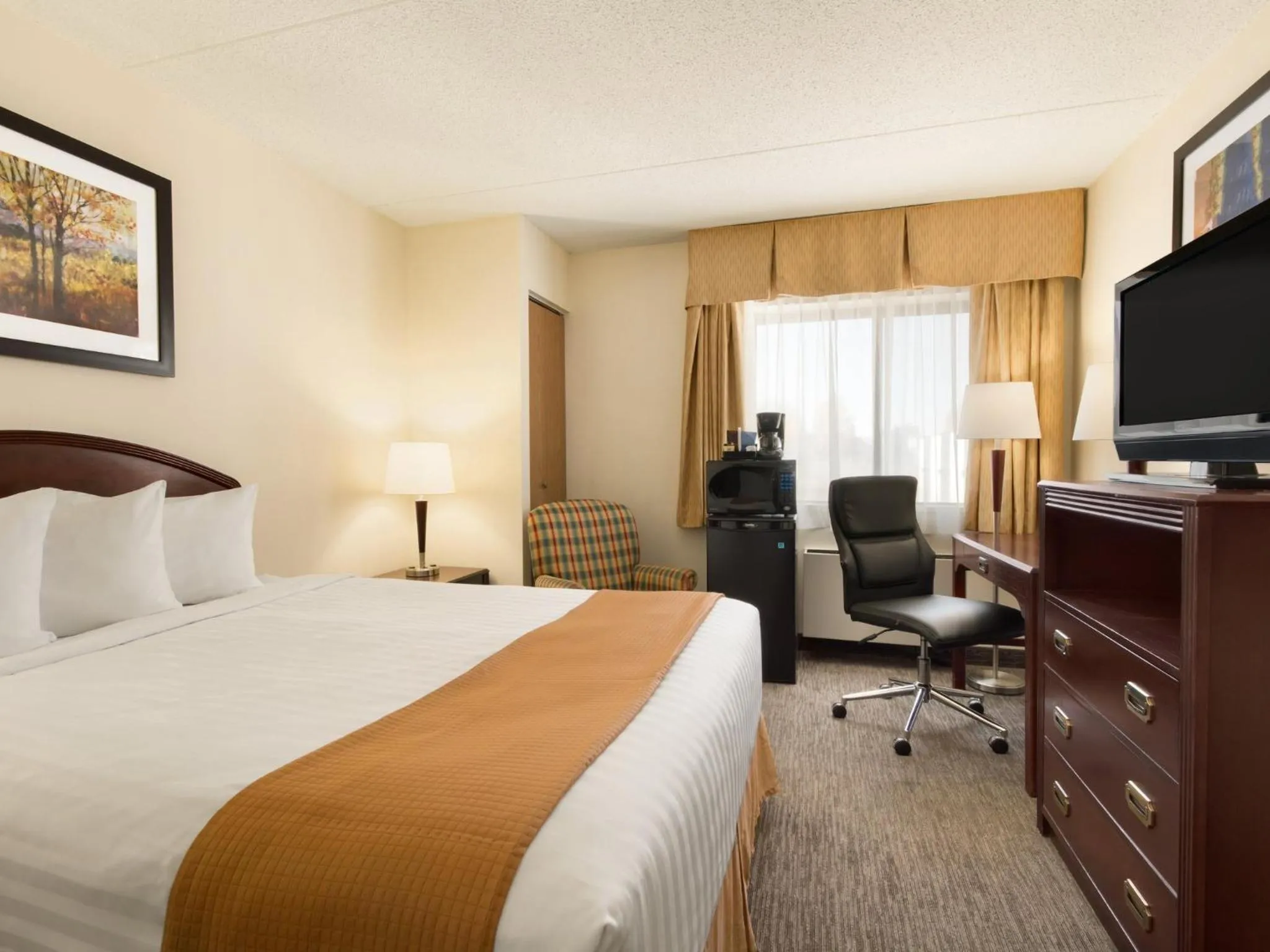 Photo of the whole room, Bed in Travelodge by Wyndham Edmonton South