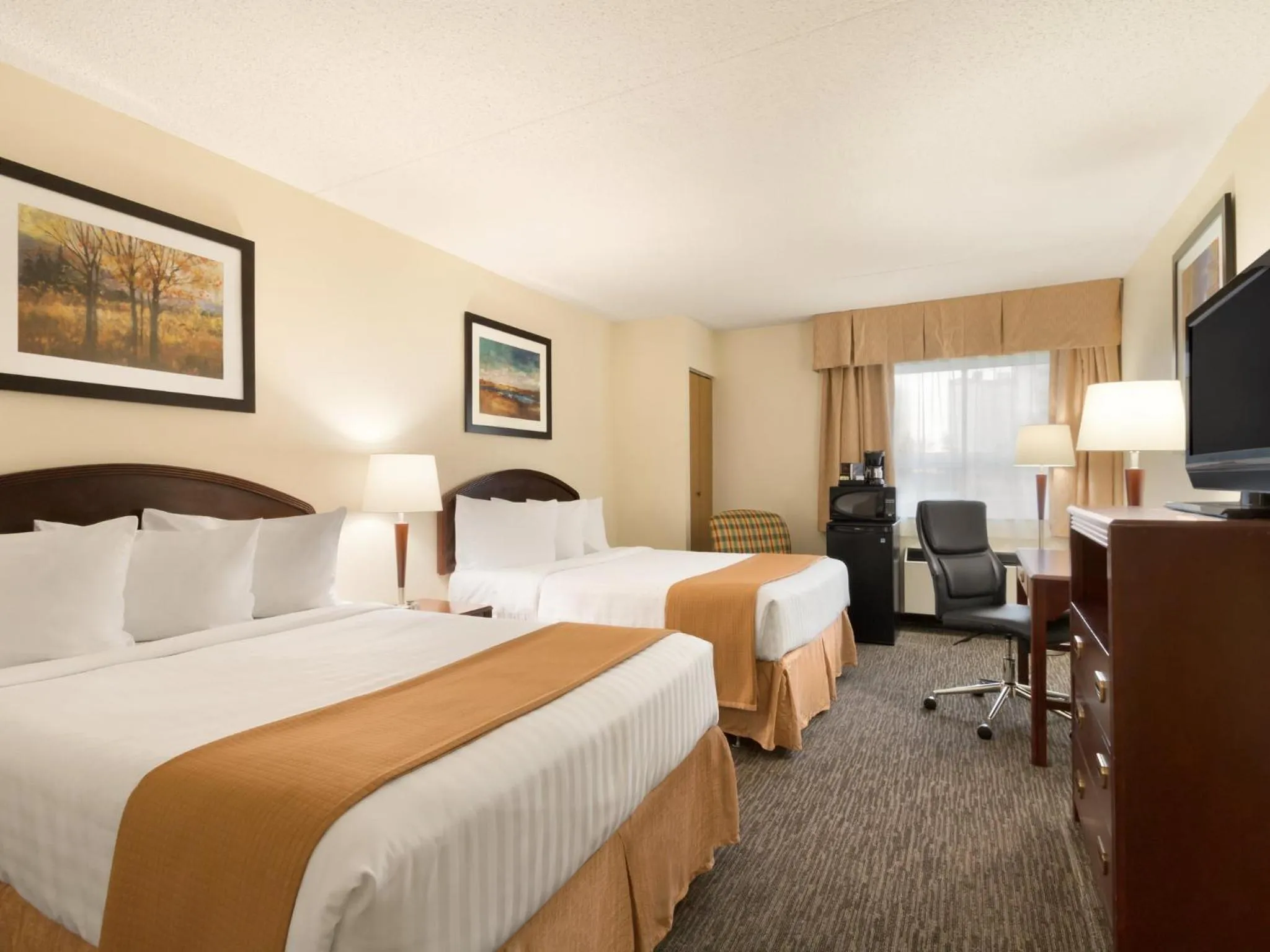 Photo of the whole room, Bed in Travelodge by Wyndham Edmonton South