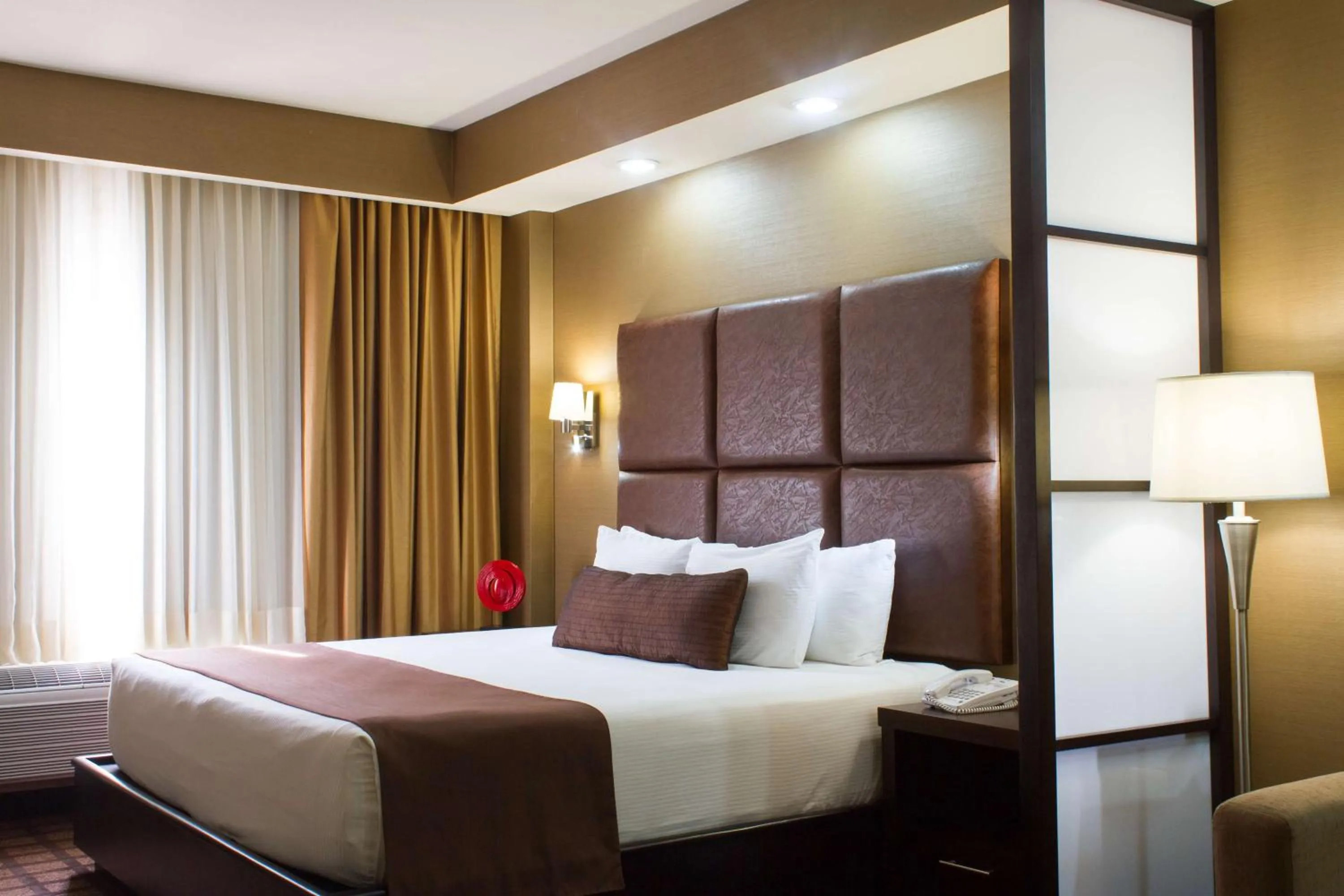 Photo of the whole room, Bed in Best Western PREMIER Monterrey Aeropuerto