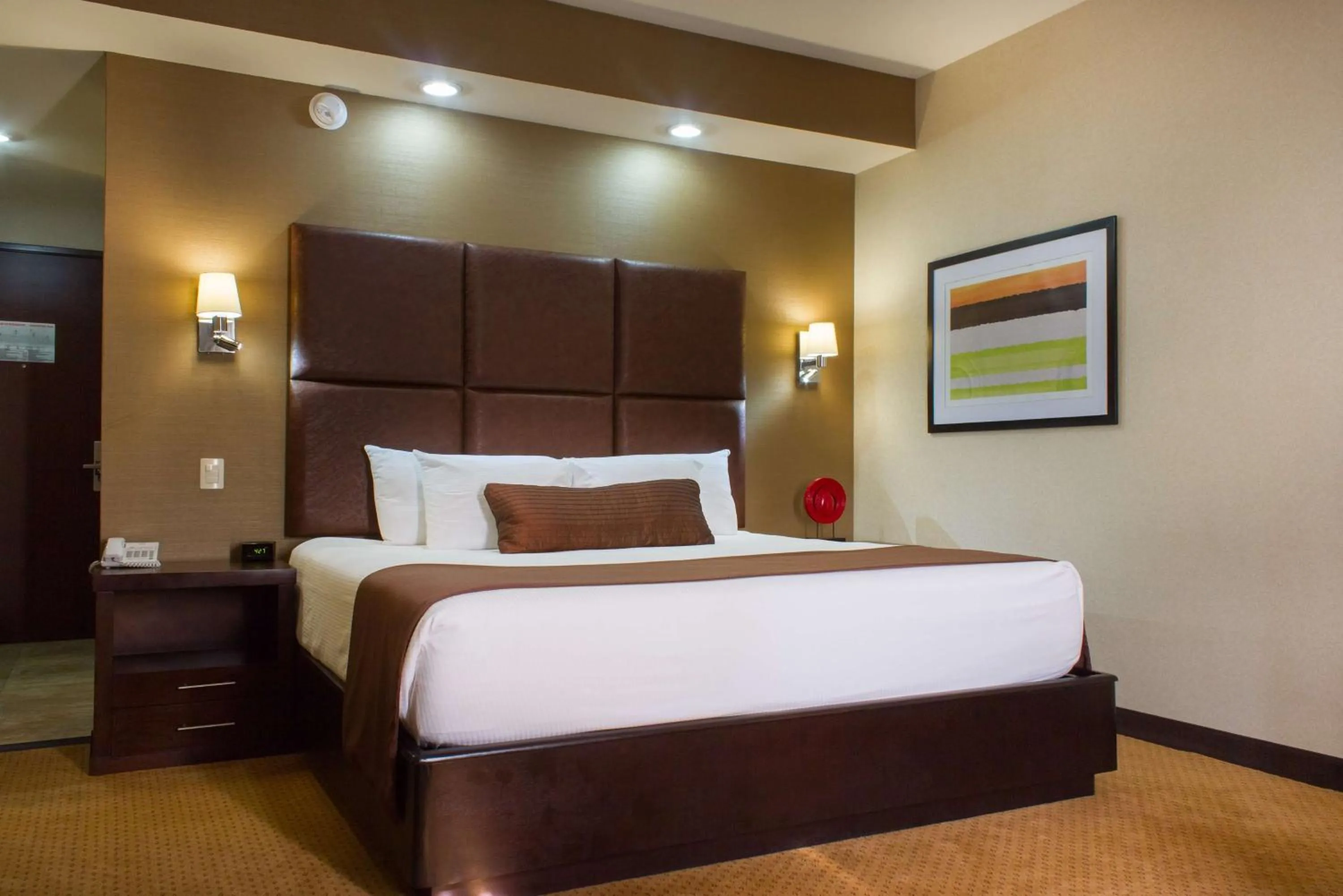 Photo of the whole room, Bed in Best Western PREMIER Monterrey Aeropuerto