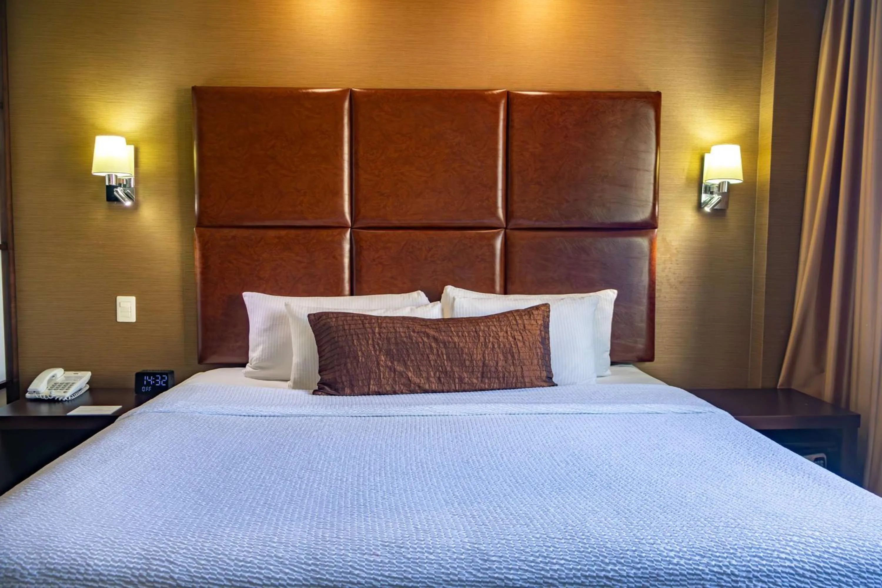 Photo of the whole room, Bed in Best Western PREMIER Monterrey Aeropuerto